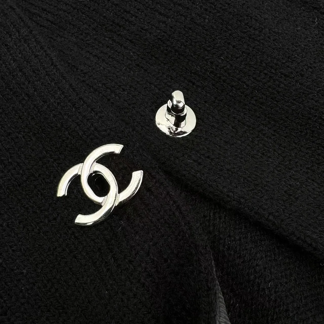 🅿️570 [Exclusive supply] Chanel school bag button knitted cardigan (black) The fabric is made of customized cashmere brocade blend. It has a natural luster and is soft and skin-friendly. The shining iconic double C buckle decorates the entire frame, highlighting the brand’s distinguished identity. The smooth tailoring lines outline the graceful figure of the wearer and perfectly interpret the essence of modern fashion. A fashionable treasure in the outfit, it uses three-dimensional seams. It uses a specific sewing method at the seams. Make the clothes appear more three-dimensional and fit the body. The workmanship is cumbersome and complicated, and manual sewing machines are used to start the stitches at the starting point of the buttons. Use high-quality needle threads and special sewing machines to sew at a constant speed along the preset path to maintain uniform strength. To ensure beautiful seams, the garments are washed with soft water and deodorized. Professional washing equipment and specific detergents are used to deeply clean and deodorize the clothes to improve the feel and appearance of the clothes. Size:40-42-44-46