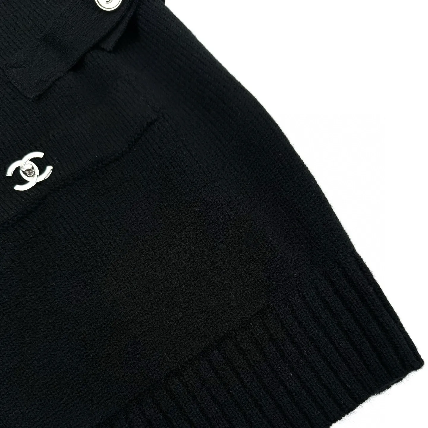 🅿️570 [Exclusive supply] Chanel school bag button knitted cardigan (black) The fabric is made of customized cashmere brocade blend. It has a natural luster and is soft and skin-friendly. The shining iconic double C buckle decorates the entire frame, highlighting the brand’s distinguished identity. The smooth tailoring lines outline the graceful figure of the wearer and perfectly interpret the essence of modern fashion. A fashionable treasure in the outfit, it uses three-dimensional seams. It uses a specific sewing method at the seams. Make the clothes appear more three-dimensional and fit the body. The workmanship is cumbersome and complicated, and manual sewing machines are used to start the stitches at the starting point of the buttons. Use high-quality needle threads and special sewing machines to sew at a constant speed along the preset path to maintain uniform strength. To ensure beautiful seams, the garments are washed with soft water and deodorized. Professional washing equipment and specific detergents are used to deeply clean and deodorize the clothes to improve the feel and appearance of the clothes. Size:40-42-44-46