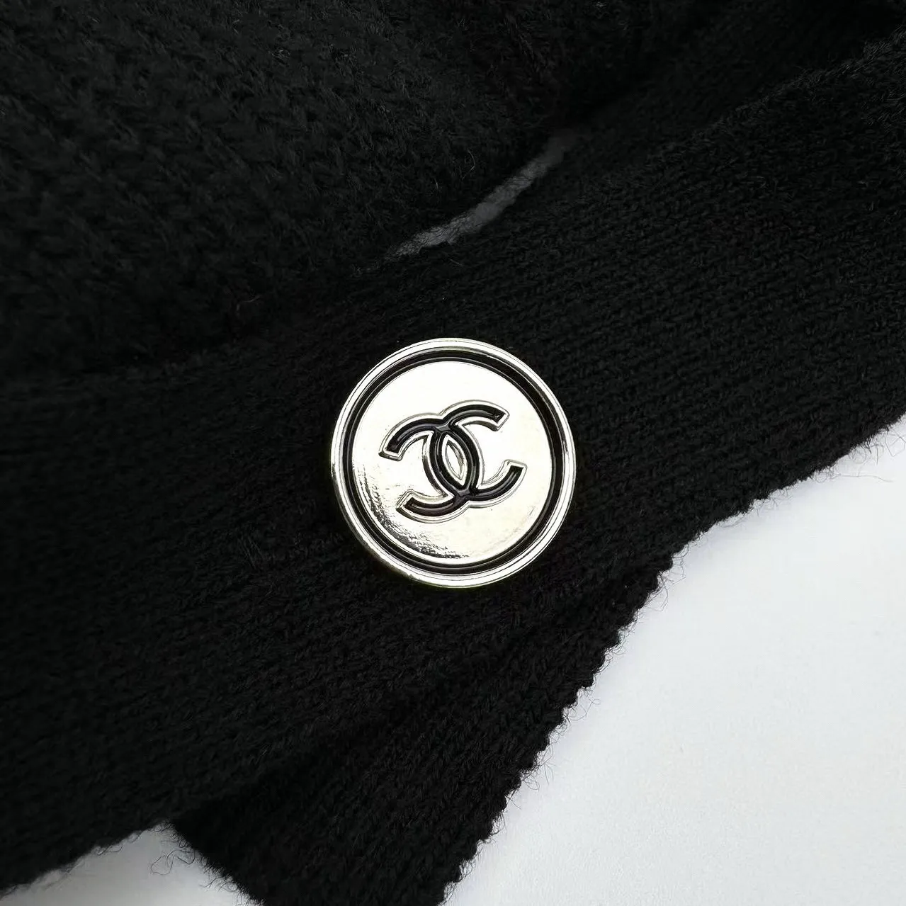 🅿️570 [Exclusive supply] Chanel school bag button knitted cardigan (black) The fabric is made of customized cashmere brocade blend. It has a natural luster and is soft and skin-friendly. The shining iconic double C buckle decorates the entire frame, highlighting the brand’s distinguished identity. The smooth tailoring lines outline the graceful figure of the wearer and perfectly interpret the essence of modern fashion. A fashionable treasure in the outfit, it uses three-dimensional seams. It uses a specific sewing method at the seams. Make the clothes appear more three-dimensional and fit the body. The workmanship is cumbersome and complicated, and manual sewing machines are used to start the stitches at the starting point of the buttons. Use high-quality needle threads and special sewing machines to sew at a constant speed along the preset path to maintain uniform strength. To ensure beautiful seams, the garments are washed with soft water and deodorized. Professional washing equipment and specific detergents are used to deeply clean and deodorize the clothes to improve the feel and appearance of the clothes. Size:40-42-44-46