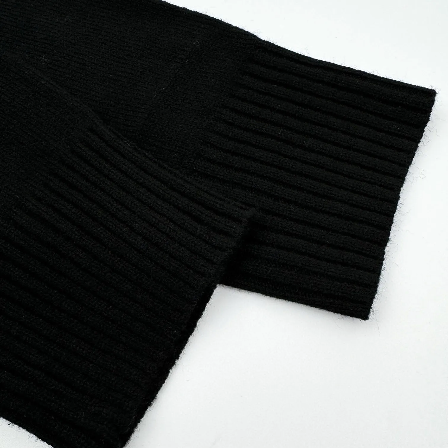 🅿️570 [Exclusive supply] Chanel school bag button knitted cardigan (black) The fabric is made of customized cashmere brocade blend. It has a natural luster and is soft and skin-friendly. The shining iconic double C buckle decorates the entire frame, highlighting the brand’s distinguished identity. The smooth tailoring lines outline the graceful figure of the wearer and perfectly interpret the essence of modern fashion. A fashionable treasure in the outfit, it uses three-dimensional seams. It uses a specific sewing method at the seams. Make the clothes appear more three-dimensional and fit the body. The workmanship is cumbersome and complicated, and manual sewing machines are used to start the stitches at the starting point of the buttons. Use high-quality needle threads and special sewing machines to sew at a constant speed along the preset path to maintain uniform strength. To ensure beautiful seams, the garments are washed with soft water and deodorized. Professional washing equipment and specific detergents are used to deeply clean and deodorize the clothes to improve the feel and appearance of the clothes. Size:40-42-44-46