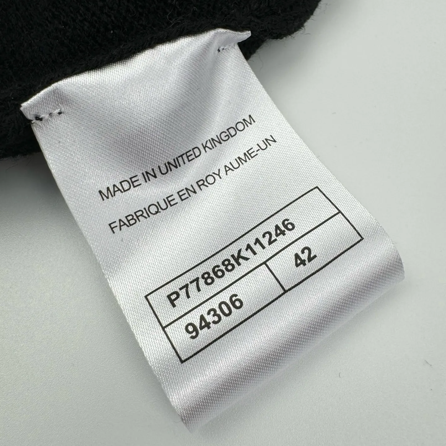 🅿️570 [Exclusive supply] Chanel school bag button knitted cardigan (black) The fabric is made of customized cashmere brocade blend. It has a natural luster and is soft and skin-friendly. The shining iconic double C buckle decorates the entire frame, highlighting the brand’s distinguished identity. The smooth tailoring lines outline the graceful figure of the wearer and perfectly interpret the essence of modern fashion. A fashionable treasure in the outfit, it uses three-dimensional seams. It uses a specific sewing method at the seams. Make the clothes appear more three-dimensional and fit the body. The workmanship is cumbersome and complicated, and manual sewing machines are used to start the stitches at the starting point of the buttons. Use high-quality needle threads and special sewing machines to sew at a constant speed along the preset path to maintain uniform strength. To ensure beautiful seams, the garments are washed with soft water and deodorized. Professional washing equipment and specific detergents are used to deeply clean and deodorize the clothes to improve the feel and appearance of the clothes. Size:40-42-44-46