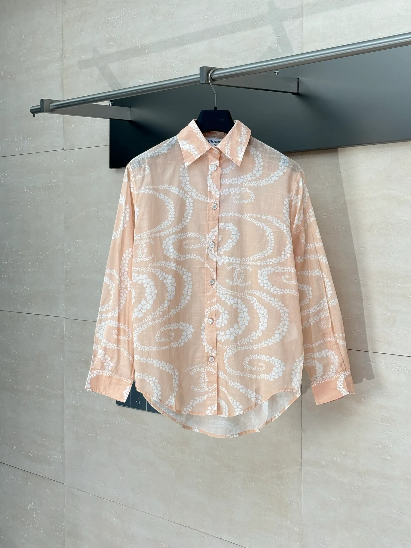 🅿️520 Chane*/Chanel Xiaoxiang 25coco beach resort series lapel shirt. Imported pure cotton fabric, textured and shiny, skin-nourishing and breathable. Lapel long-sleeved shirt, straight waist and loose fit. Tolerating the figure and adding free and easy handsomeness. The whole body is active and full of irregularly staggered camellia patterns. Interspersed with double C logos to highlight the brand style. Complex visual effects create a romantic and aesthetic style. Size: 36/38/40