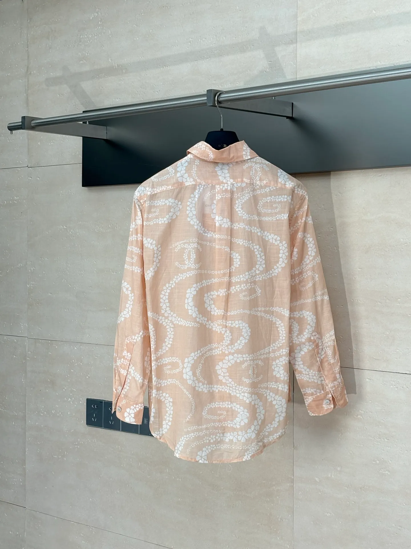 🅿️520 Chane*/Chanel Xiaoxiang 25coco beach resort series lapel shirt. Imported pure cotton fabric, textured and shiny, skin-nourishing and breathable. Lapel long-sleeved shirt, straight waist and loose fit. Tolerating the figure and adding free and easy handsomeness. The whole body is active and full of irregularly staggered camellia patterns. Interspersed with double C logos to highlight the brand style. Complex visual effects create a romantic and aesthetic style. Size: 36/38/40