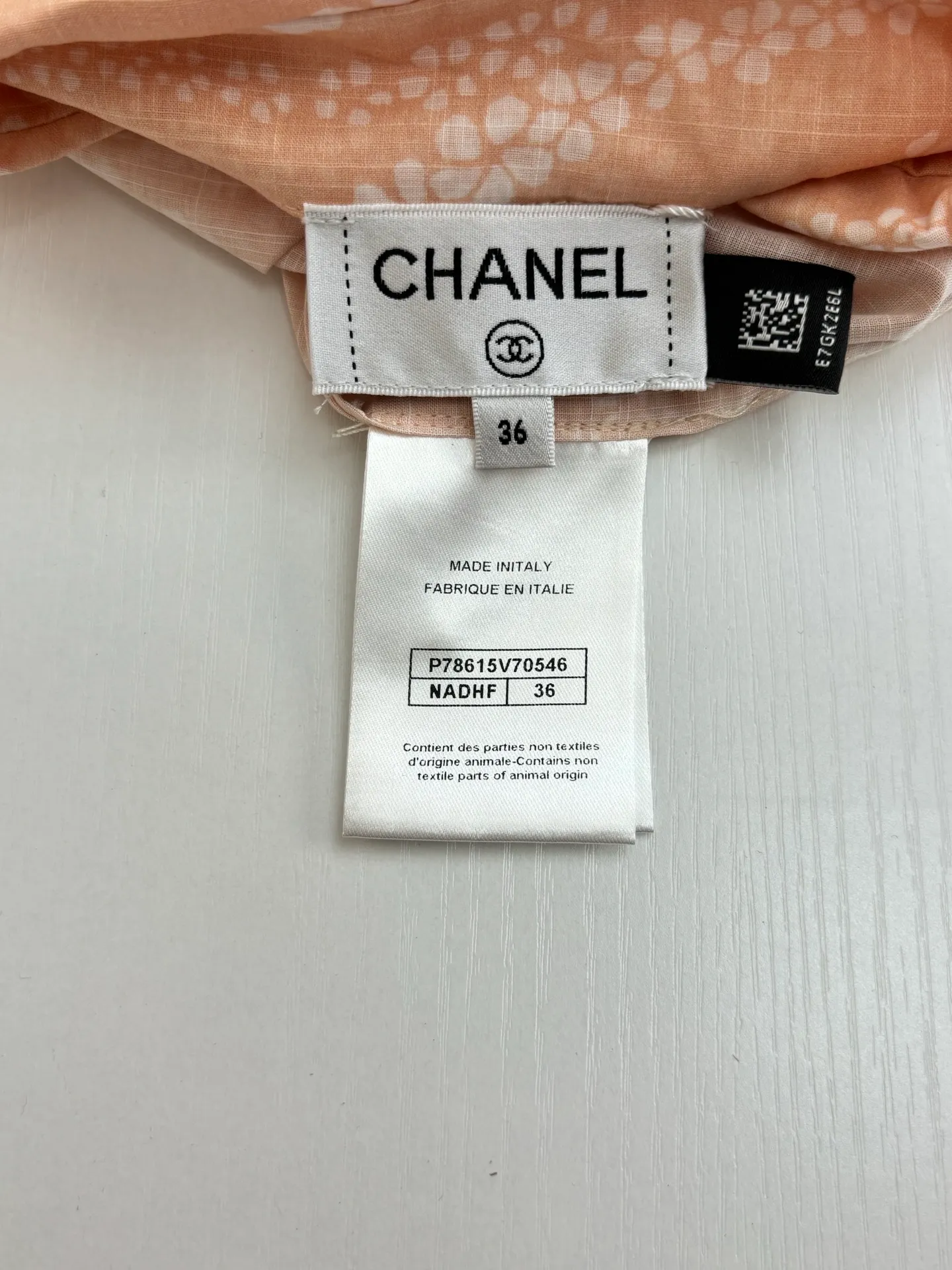 🅿️520 Chane*/Chanel Xiaoxiang 25coco beach resort series lapel shirt. Imported pure cotton fabric, textured and shiny, skin-nourishing and breathable. Lapel long-sleeved shirt, straight waist and loose fit. Tolerating the figure and adding free and easy handsomeness. The whole body is active and full of irregularly staggered camellia patterns. Interspersed with double C logos to highlight the brand style. Complex visual effects create a romantic and aesthetic style. Size: 36/38/40