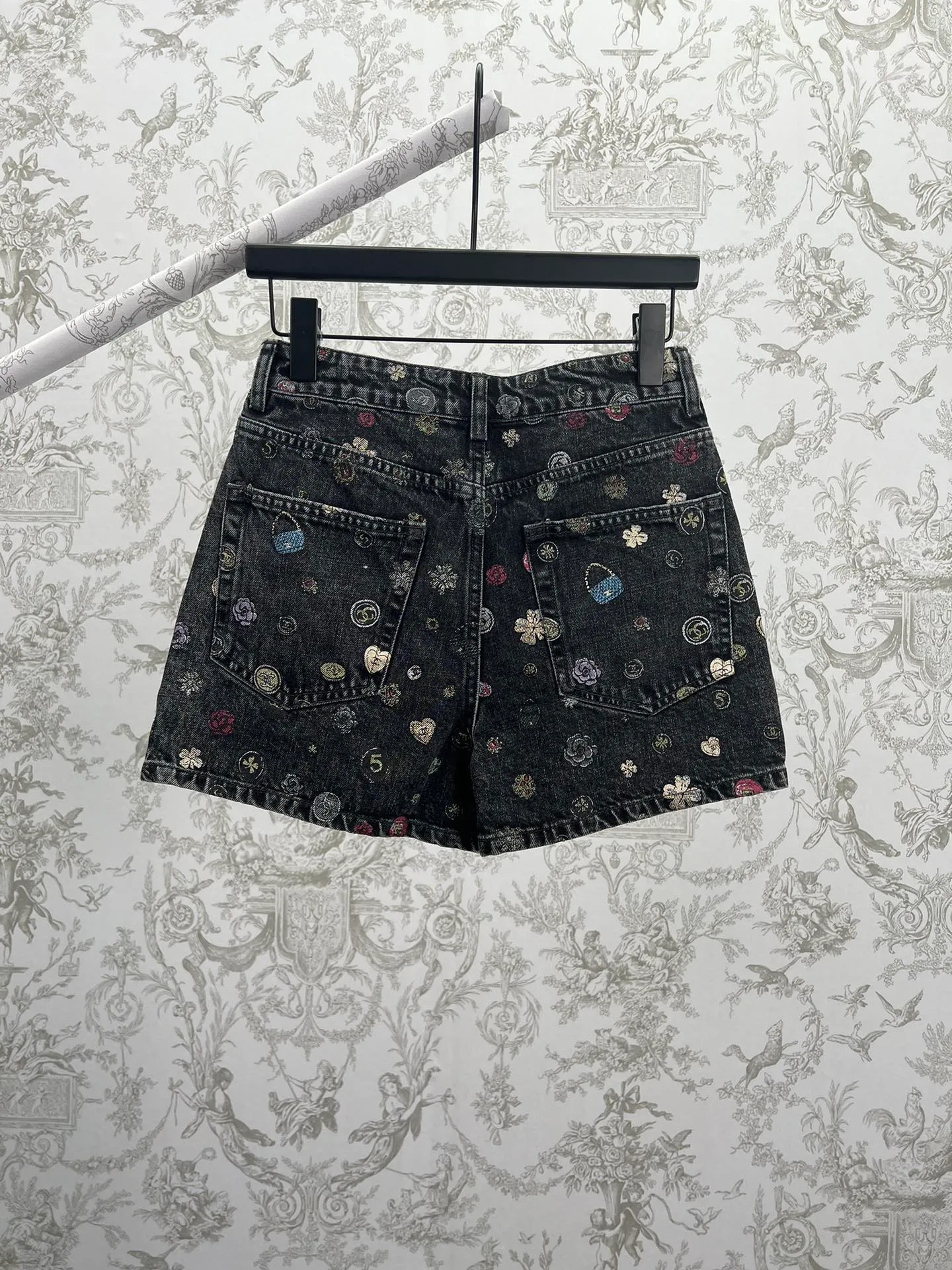 🅿️500 The new graffiti denim shorts from the Chanel 25ss Advanced Handicraft Series are based on classic denim fabrics and are covered with exquisite and small colorful patterns, which look like artistic brushstrokes, adding a smart and playful feel to tough denim. The high-waisted design fits the waistline, optimizes body proportions, shows elegance and casualness, and easily adapts to a variety of styles. It is an eye-catching item for creating a fashionable look. Size: S.M.L.