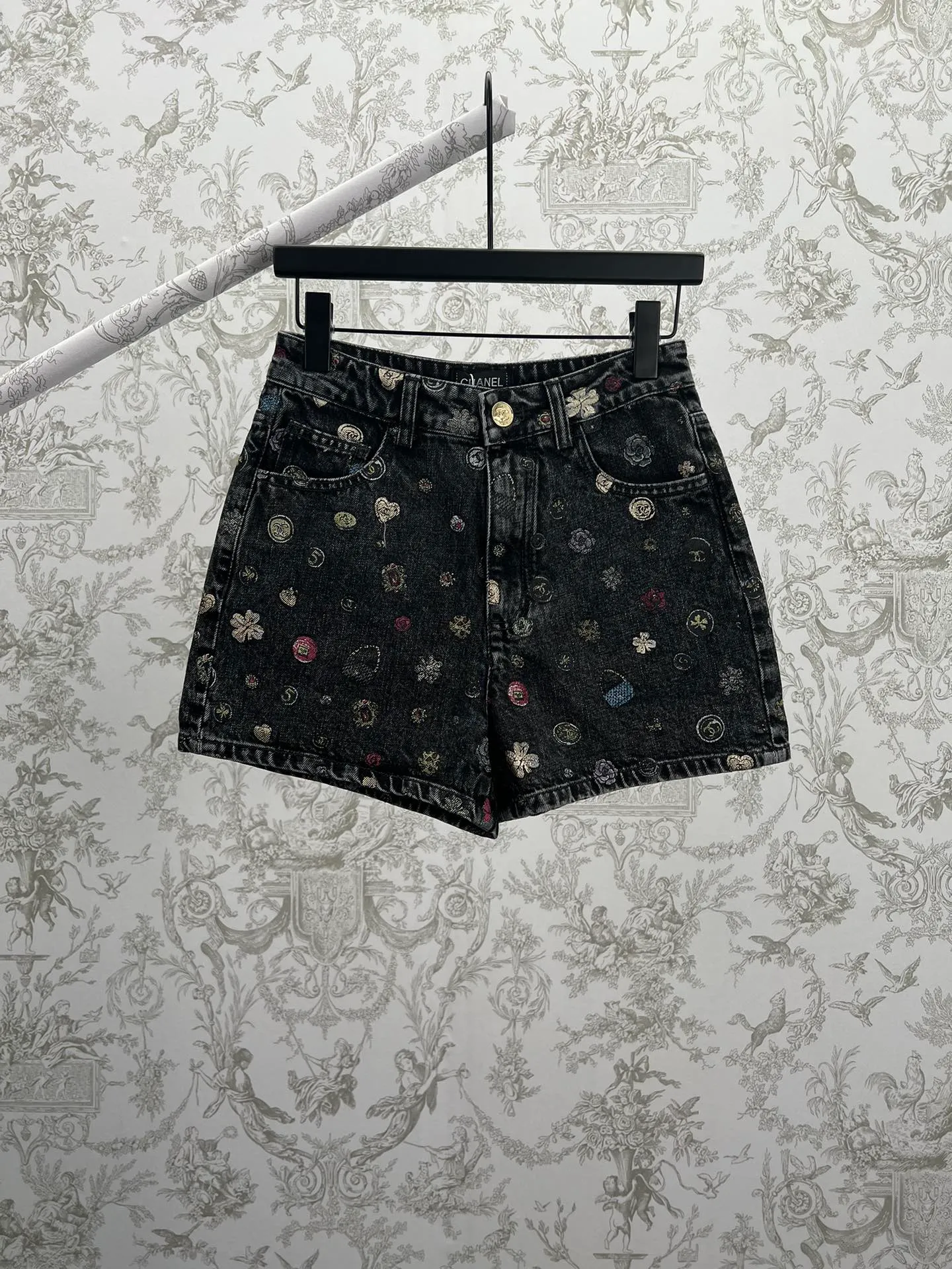 🅿️500 The new graffiti denim shorts from the Chanel 25ss Advanced Handicraft Series are based on classic denim fabrics and are covered with exquisite and small colorful patterns, which look like artistic brushstrokes, adding a smart and playful feel to tough denim. The high-waisted design fits the waistline, optimizes body proportions, shows elegance and casualness, and easily adapts to a variety of styles. It is an eye-catching item for creating a fashionable look. Size: S.M.L.