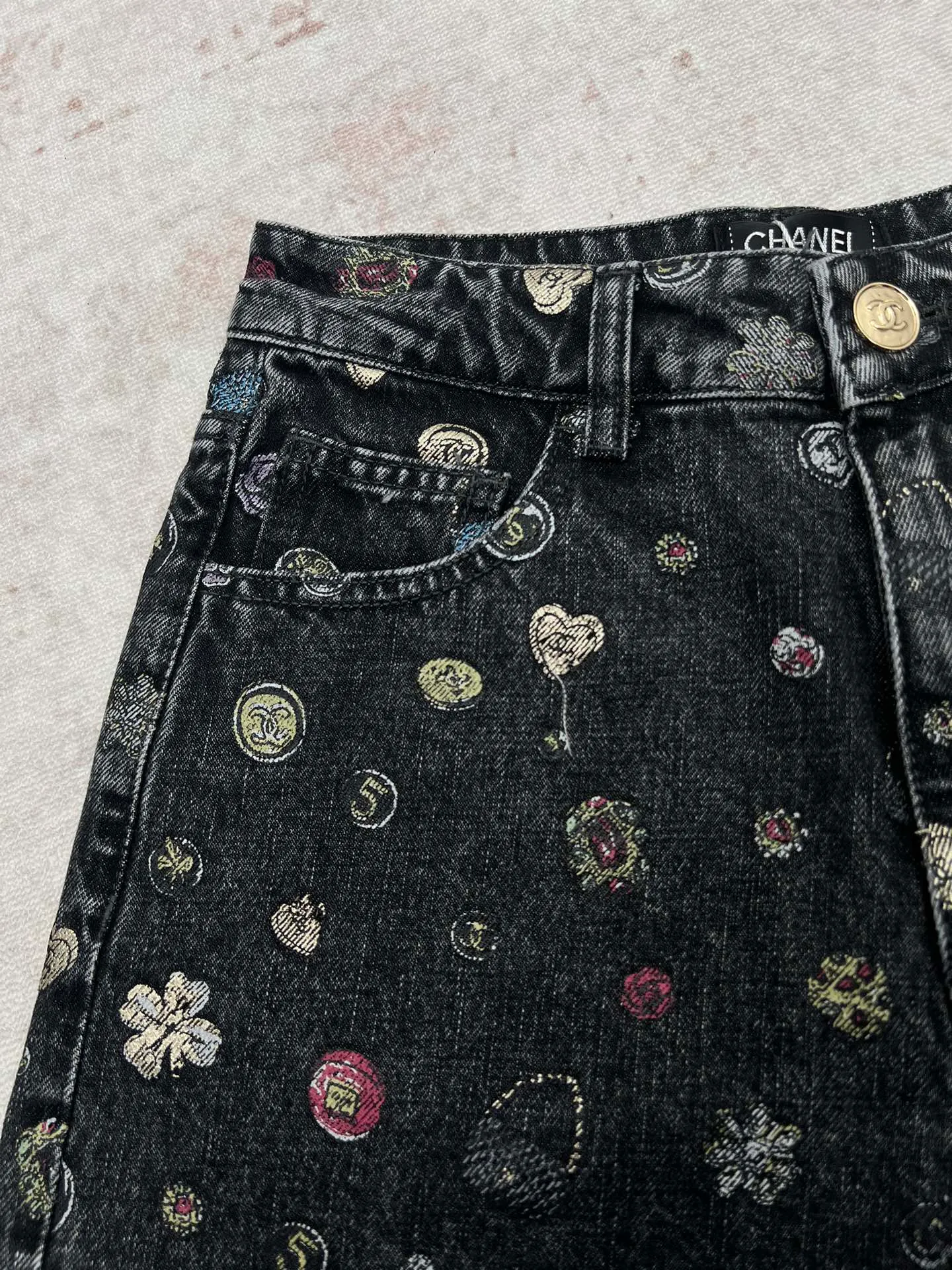 🅿️500 The new graffiti denim shorts from the Chanel 25ss Advanced Handicraft Series are based on classic denim fabrics and are covered with exquisite and small colorful patterns, which look like artistic brushstrokes, adding a smart and playful feel to tough denim. The high-waisted design fits the waistline, optimizes body proportions, shows elegance and casualness, and easily adapts to a variety of styles. It is an eye-catching item for creating a fashionable look. Size: S.M.L.