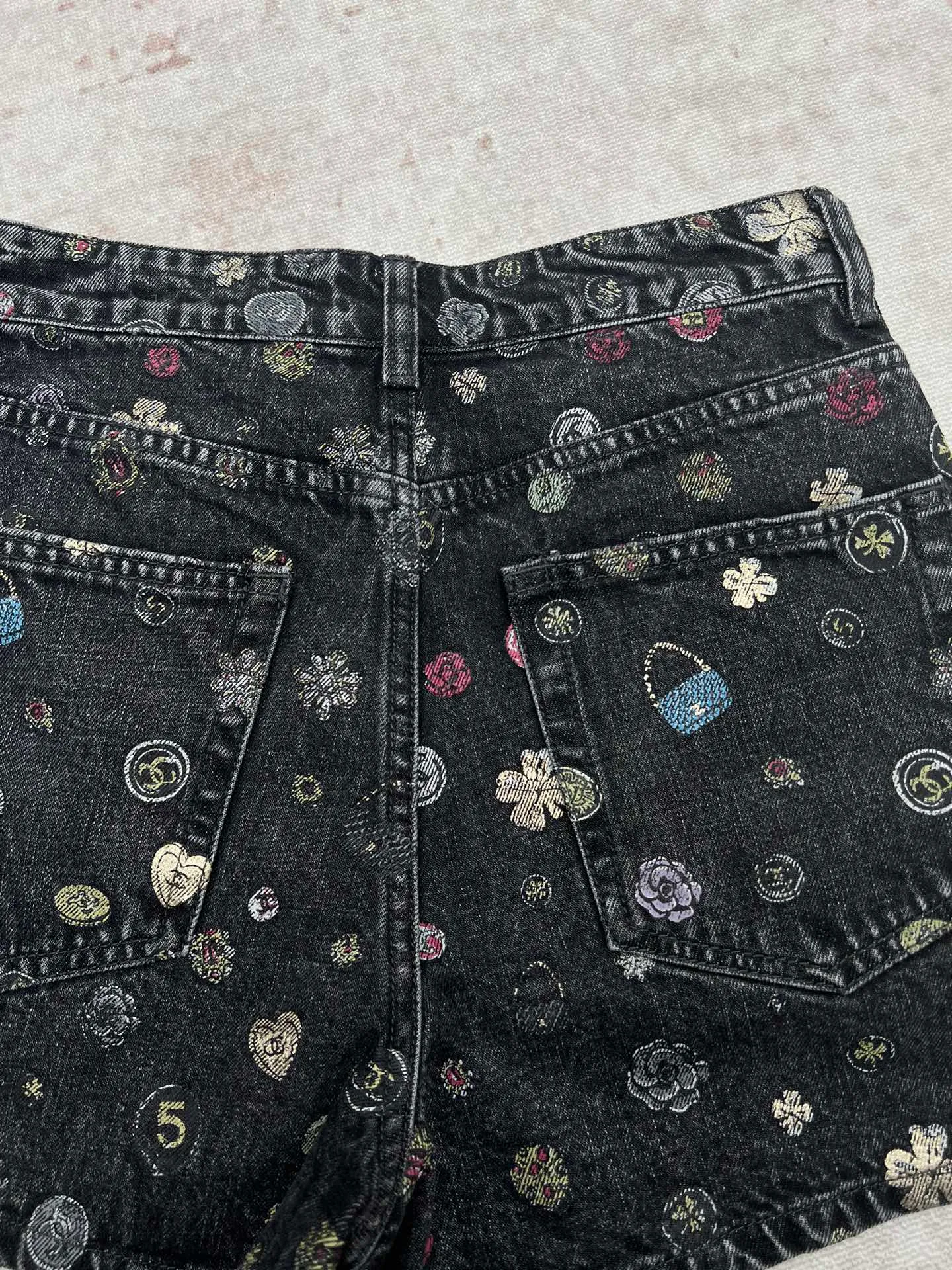🅿️500 The new graffiti denim shorts from the Chanel 25ss Advanced Handicraft Series are based on classic denim fabrics and are covered with exquisite and small colorful patterns, which look like artistic brushstrokes, adding a smart and playful feel to tough denim. The high-waisted design fits the waistline, optimizes body proportions, shows elegance and casualness, and easily adapts to a variety of styles. It is an eye-catching item for creating a fashionable look. Size: S.M.L.