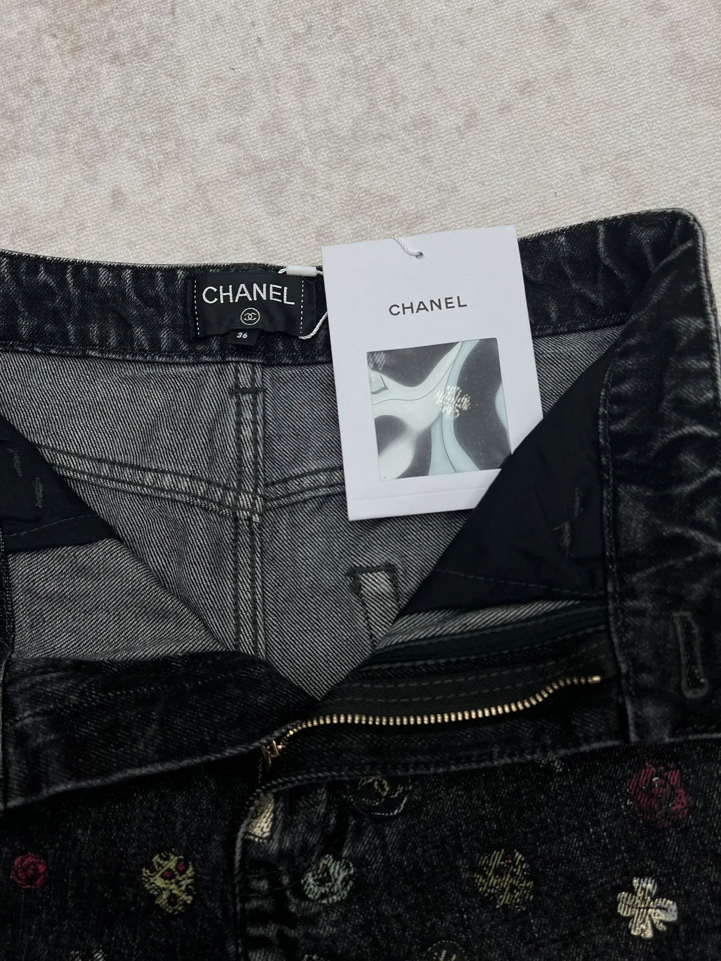 🅿️500 The new graffiti denim shorts from the Chanel 25ss Advanced Handicraft Series are based on classic denim fabrics and are covered with exquisite and small colorful patterns, which look like artistic brushstrokes, adding a smart and playful feel to tough denim. The high-waisted design fits the waistline, optimizes body proportions, shows elegance and casualness, and easily adapts to a variety of styles. It is an eye-catching item for creating a fashionable look. Size: S.M.L.