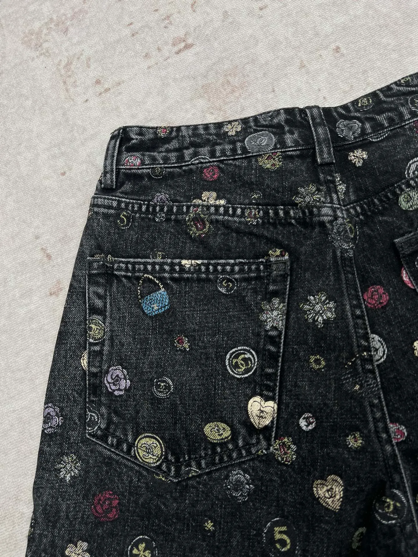 🅿️500 The new graffiti denim shorts from the Chanel 25ss Advanced Handicraft Series are based on classic denim fabrics and are covered with exquisite and small colorful patterns, which look like artistic brushstrokes, adding a smart and playful feel to tough denim. The high-waisted design fits the waistline, optimizes body proportions, shows elegance and casualness, and easily adapts to a variety of styles. It is an eye-catching item for creating a fashionable look. Size: S.M.L.