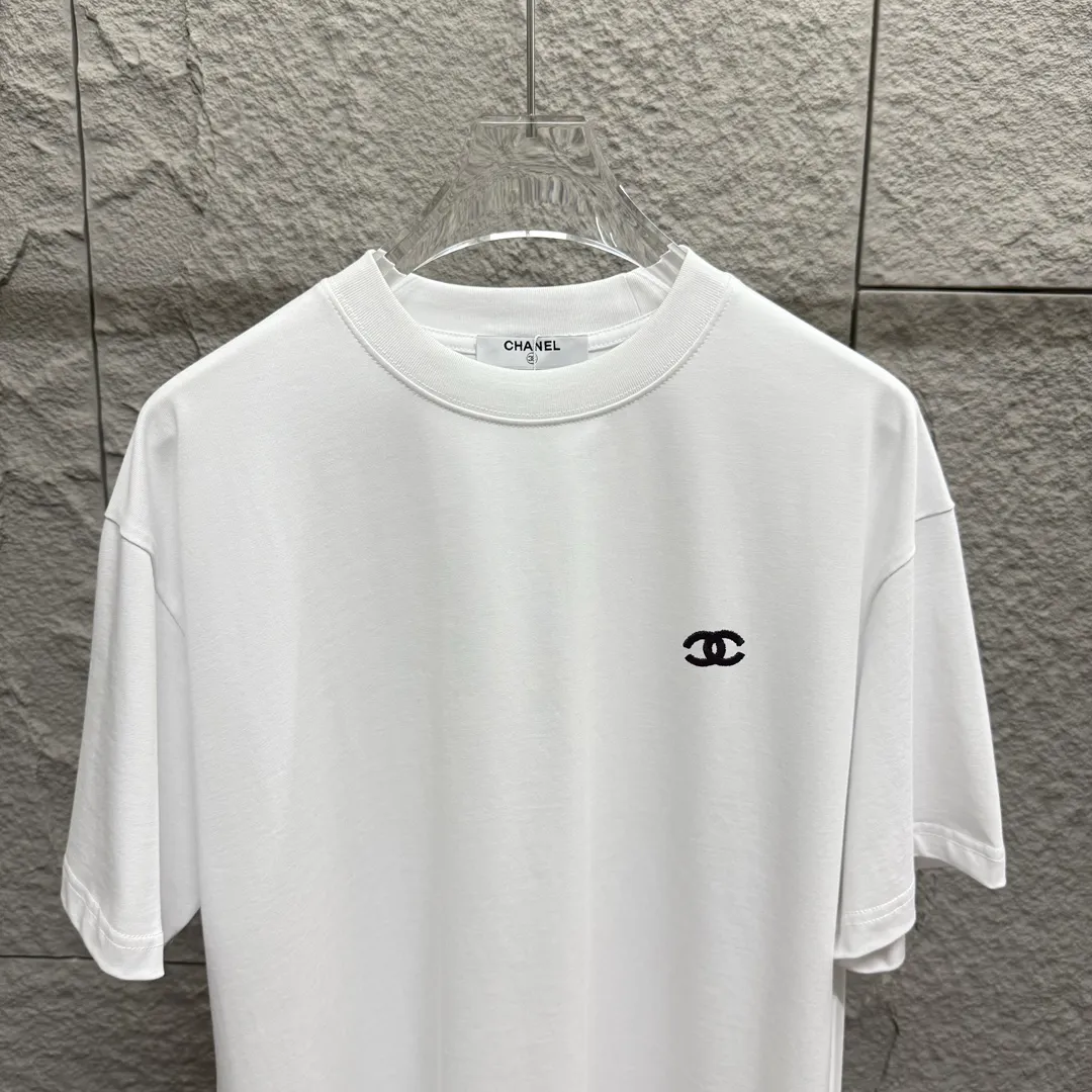 🅿️180 CHANE*Chanel*er 2025 spring and summer new style, classic letter small embroidery, customized double yarn plain cotton fabric, short-sleeved T-shirt, same style for men and women. Size: S (90-130 catties) M (120-150 catties) L (140-165 catties) XL (160-180 catties) XXL (180-210 catties) Color: black white