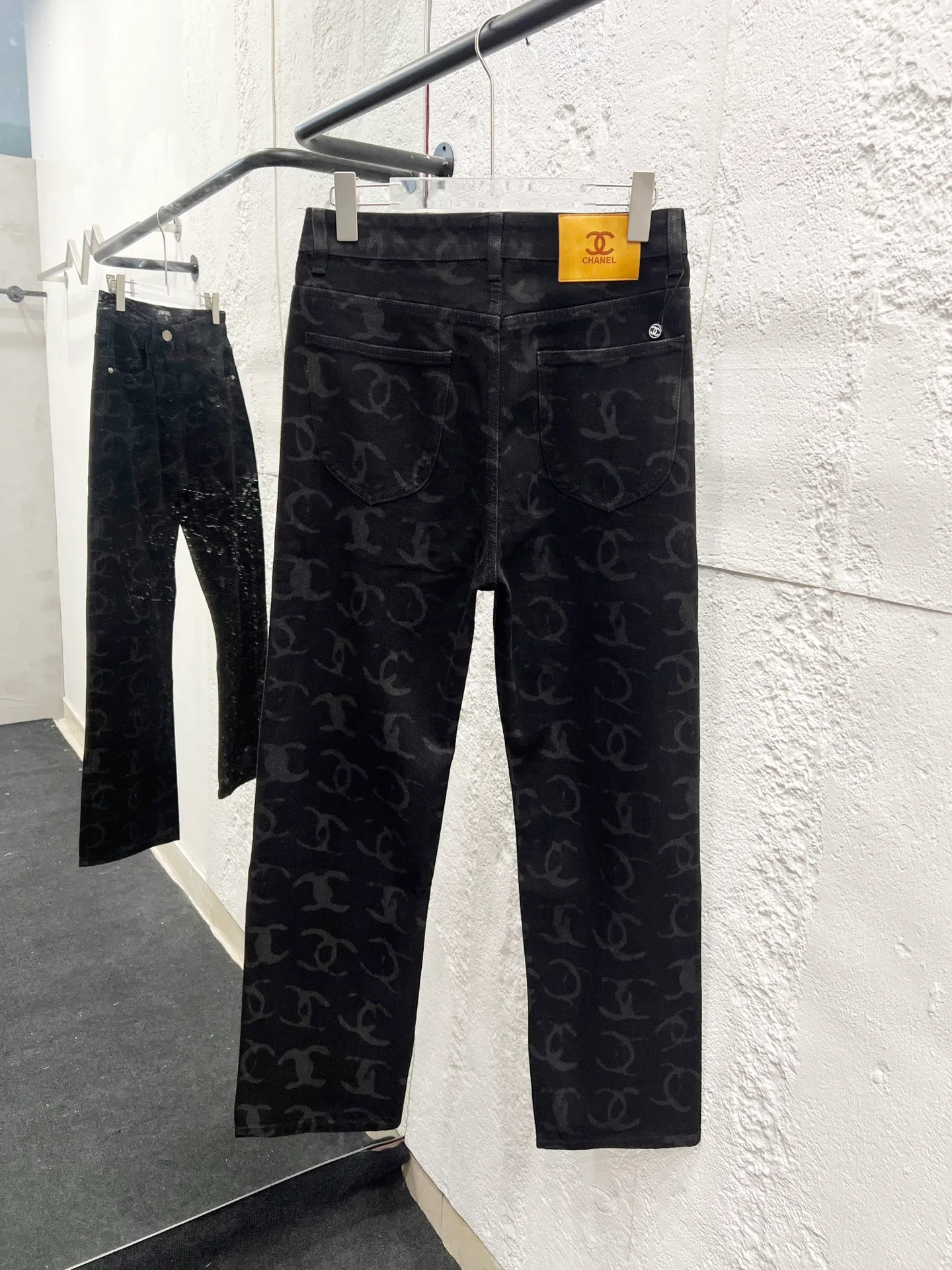 🅿️260 Style No.: 894 CHANEL & Chanel CH classic full-print logo jeans ⚠Original purchase and development process to produce a higher version. Made of washed denim fabric. Special washing process and tie-dyeing step. Washed many times to make the denim evenly distressed. The distressing process is flawless. The process is very cumbersome. Each paving material has the brand logo. Three labels are complete. Color: black Size: M L Xl XXL
