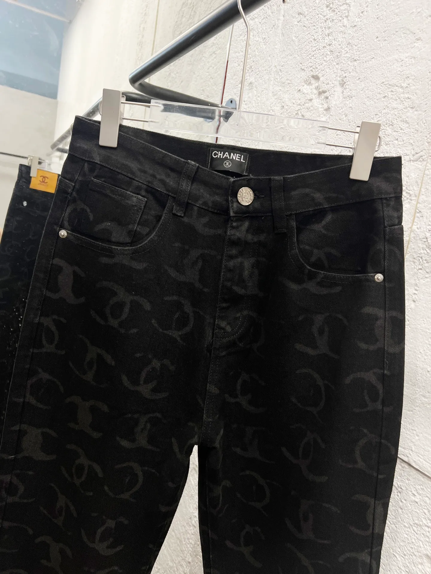 🅿️260 Style No.: 894 CHANEL & Chanel CH classic full-print logo jeans ⚠Original purchase and development process to produce a higher version. Made of washed denim fabric. Special washing process and tie-dyeing step. Washed many times to make the denim evenly distressed. The distressing process is flawless. The process is very cumbersome. Each paving material has the brand logo. Three labels are complete. Color: black Size: M L Xl XXL