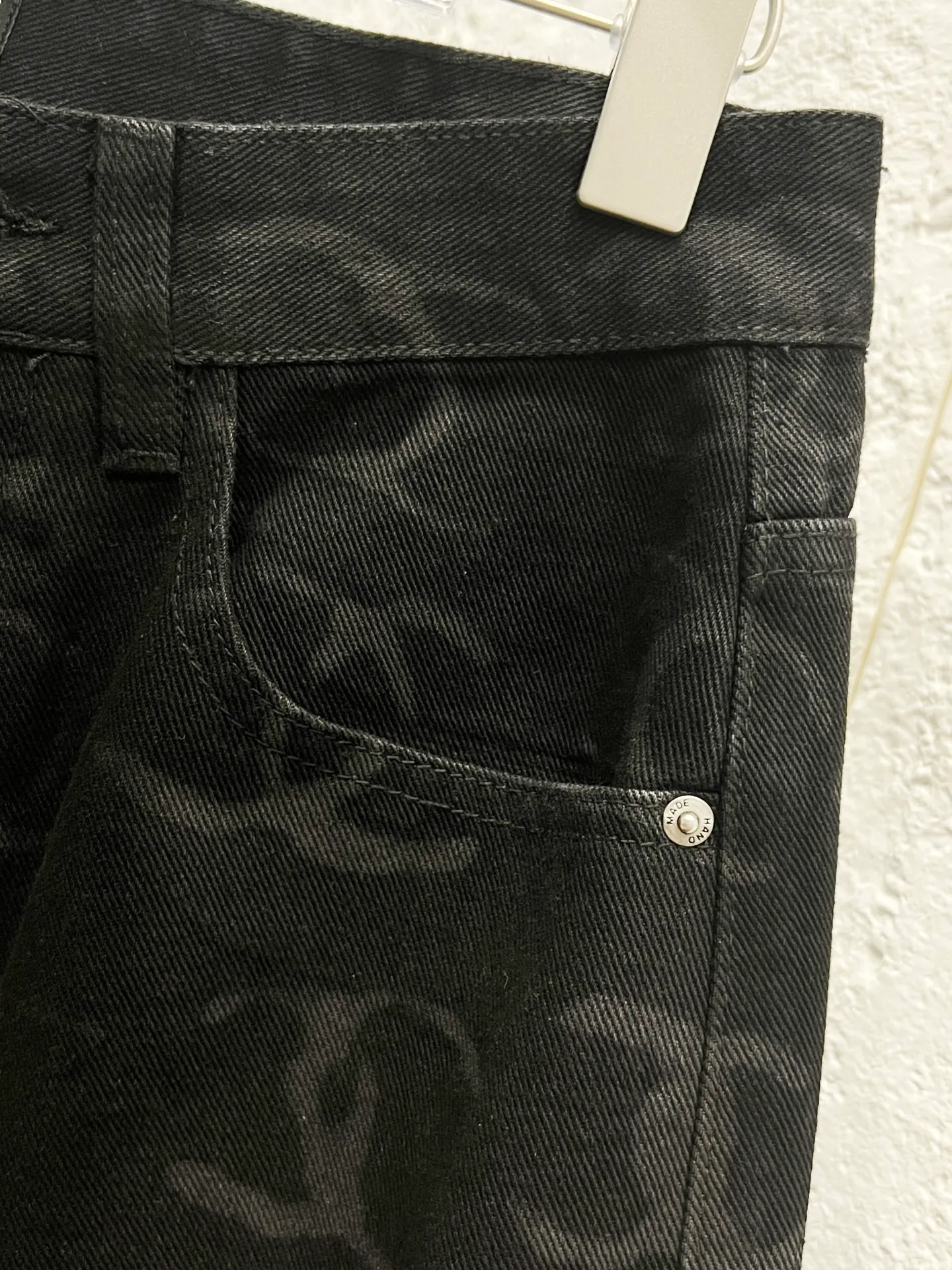 🅿️260 Style No.: 894 CHANEL & Chanel CH classic full-print logo jeans ⚠Original purchase and development process to produce a higher version. Made of washed denim fabric. Special washing process and tie-dyeing step. Washed many times to make the denim evenly distressed. The distressing process is flawless. The process is very cumbersome. Each paving material has the brand logo. Three labels are complete. Color: black Size: M L Xl XXL