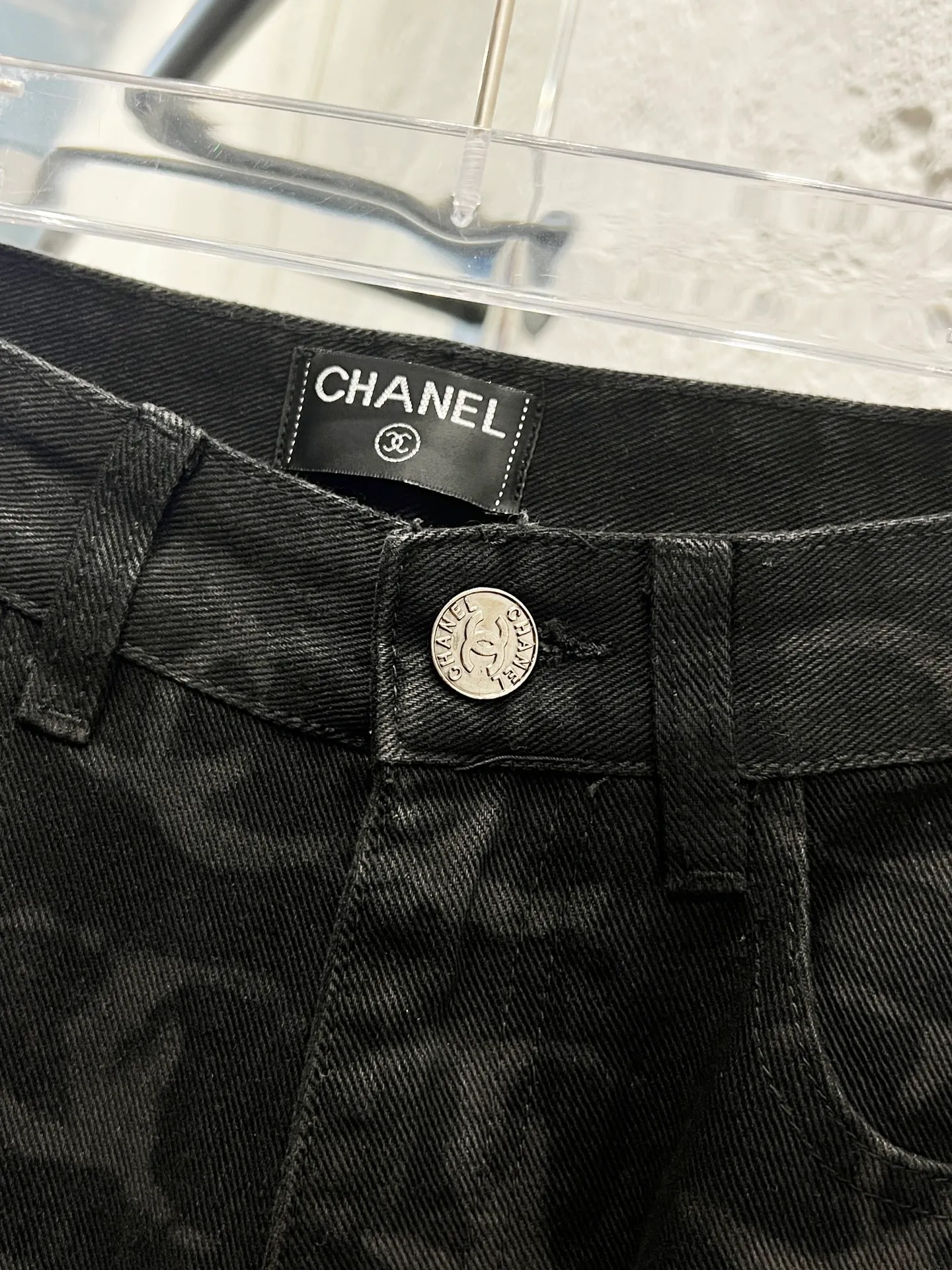 🅿️260 Style No.: 894 CHANEL & Chanel CH classic full-print logo jeans ⚠Original purchase and development process to produce a higher version. Made of washed denim fabric. Special washing process and tie-dyeing step. Washed many times to make the denim evenly distressed. The distressing process is flawless. The process is very cumbersome. Each paving material has the brand logo. Three labels are complete. Color: black Size: M L Xl XXL