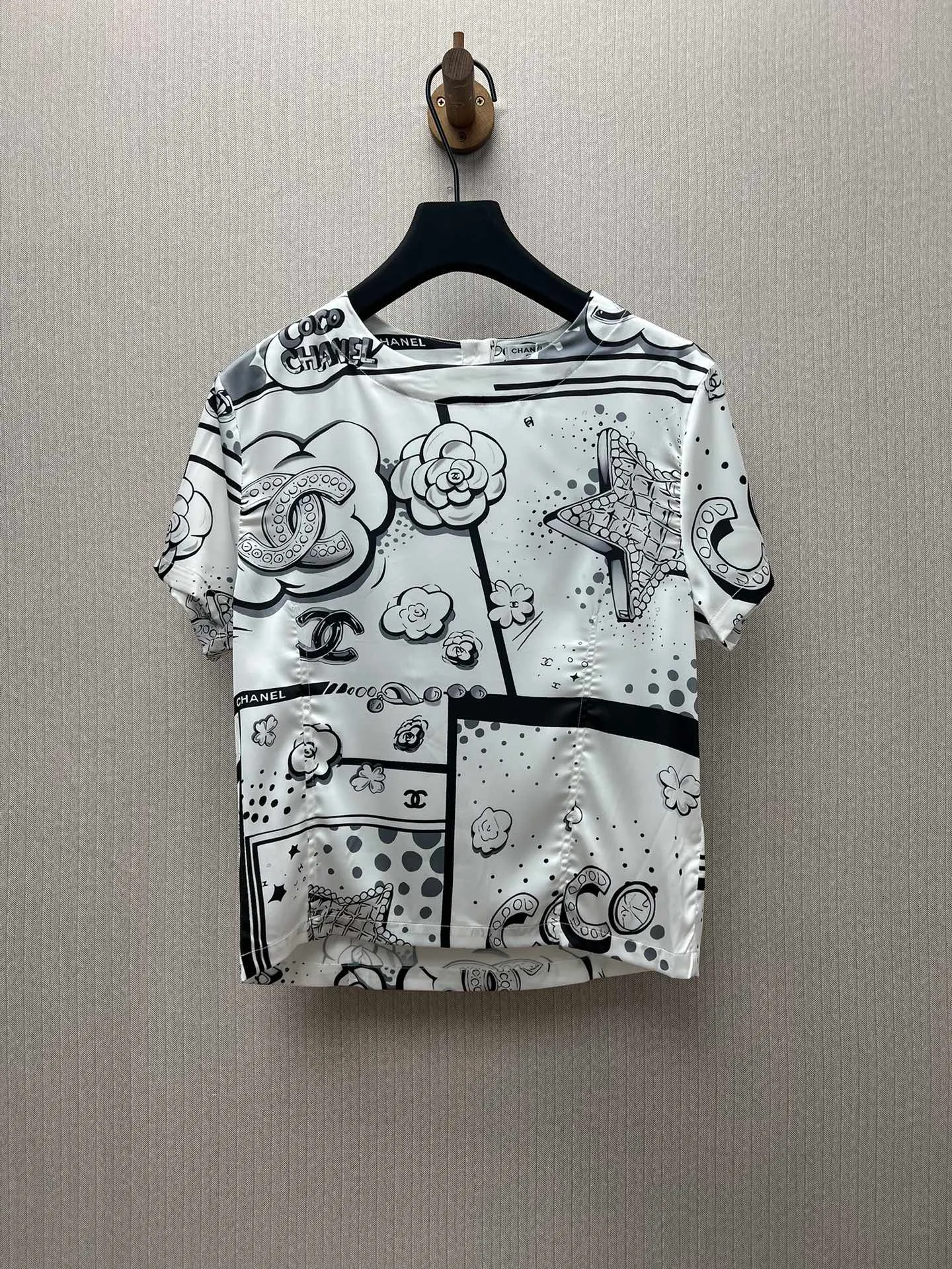 🅿️330 Chanel 25ss new silk comic T-shirt top, women's high version code number: S.M.L.