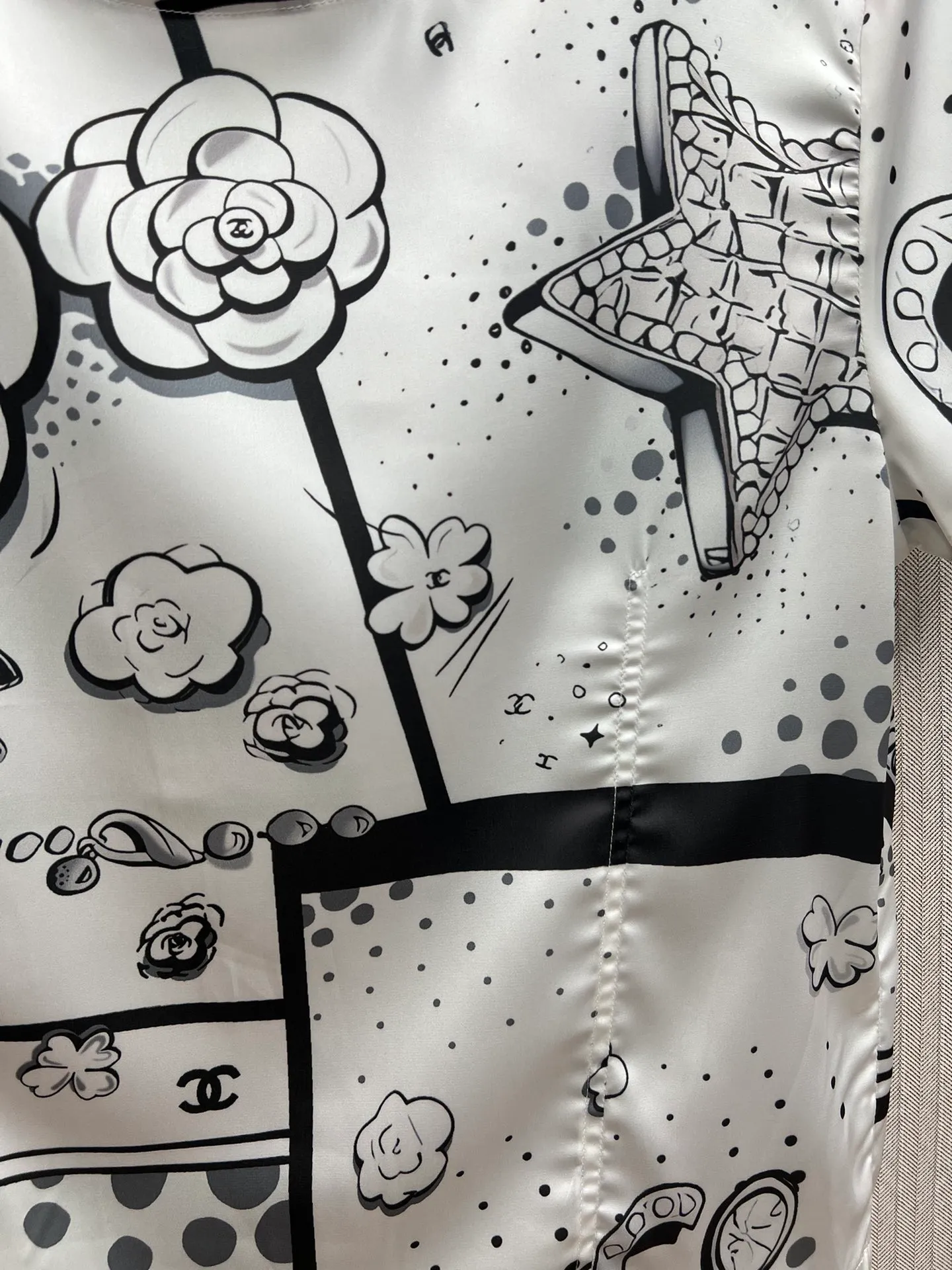 🅿️330 Chanel 25ss new silk comic T-shirt top, women's high version code number: S.M.L.