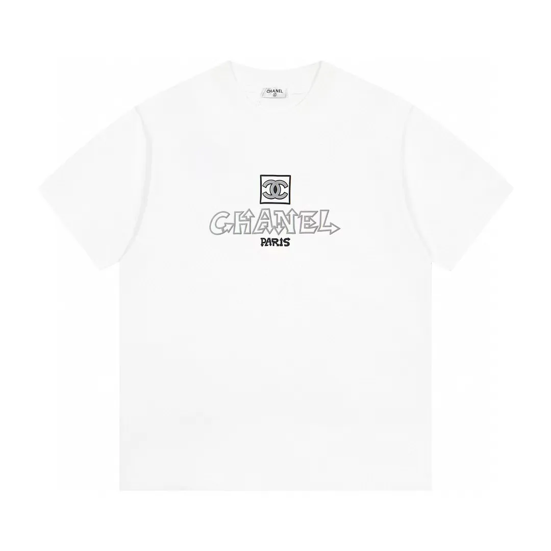 🅿️170 CHanel/Chanel 25ss logo couple style short-sleeved T-shirt. The fabric is 260g double sand pure cotton. It feels very comfortable, fashionable and personalized. It is a super versatile and good-looking T-shirt. It is very suitable for both men and women. It is a must-have for everyone. Packaging, tag, collar label, washed wheat, complete 👍 Color: black, white Size: XS-L