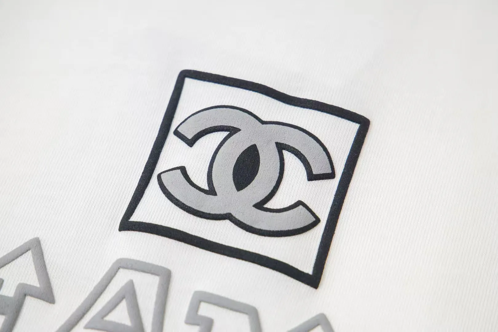 🅿️170 CHanel/Chanel 25ss logo couple style short-sleeved T-shirt. The fabric is 260g double sand pure cotton. It feels very comfortable, fashionable and personalized. It is a super versatile and good-looking T-shirt. It is very suitable for both men and women. It is a must-have for everyone. Packaging, tag, collar label, washed wheat, complete 👍 Color: black, white Size: XS-L