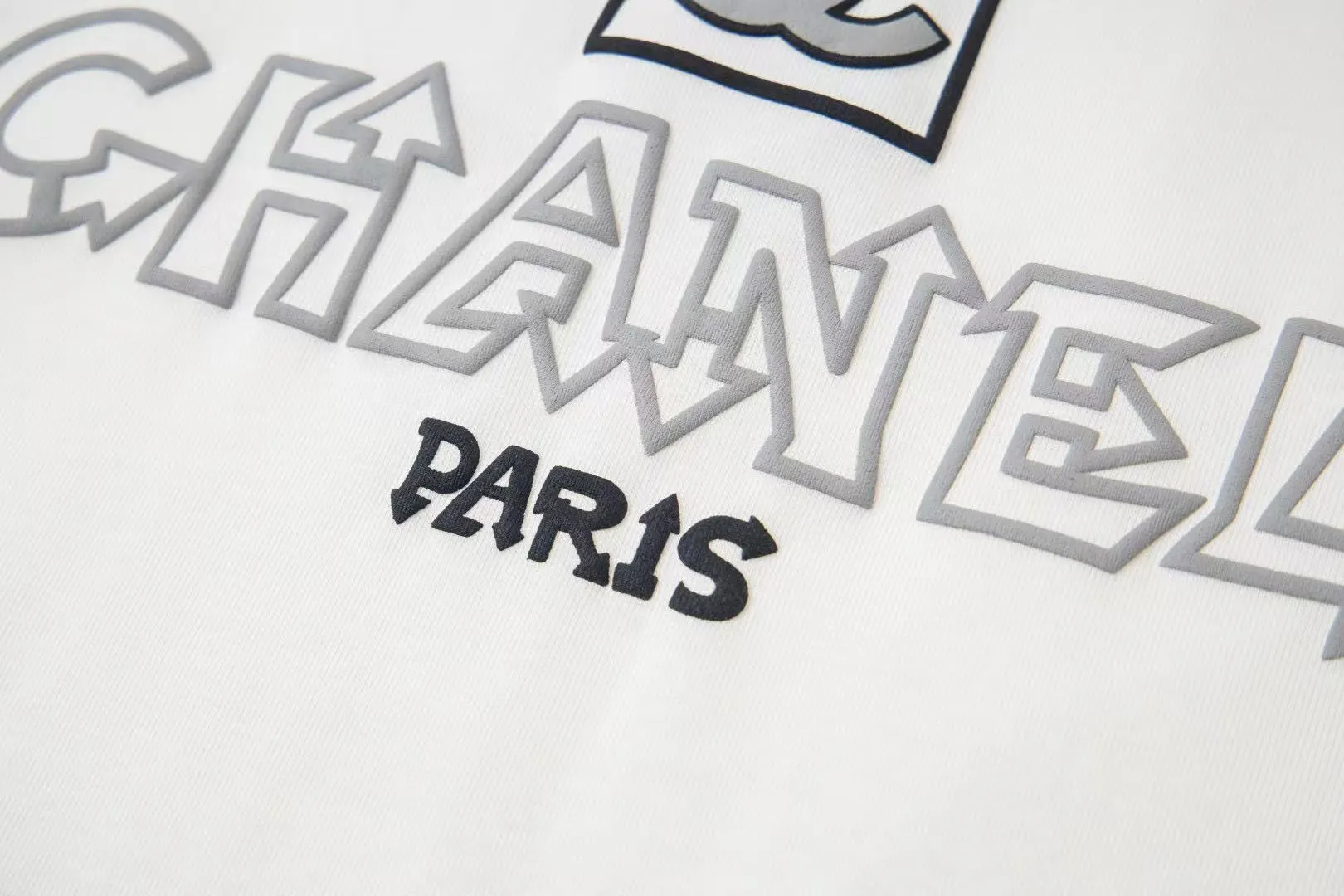 🅿️170 CHanel/Chanel 25ss logo couple style short-sleeved T-shirt. The fabric is 260g double sand pure cotton. It feels very comfortable, fashionable and personalized. It is a super versatile and good-looking T-shirt. It is very suitable for both men and women. It is a must-have for everyone. Packaging, tag, collar label, washed wheat, complete 👍 Color: black, white Size: XS-L