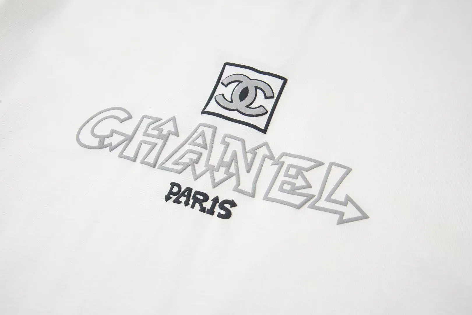 🅿️170 CHanel/Chanel 25ss logo couple style short-sleeved T-shirt. The fabric is 260g double sand pure cotton. It feels very comfortable, fashionable and personalized. It is a super versatile and good-looking T-shirt. It is very suitable for both men and women. It is a must-have for everyone. Packaging, tag, collar label, washed wheat, complete 👍 Color: black, white Size: XS-L