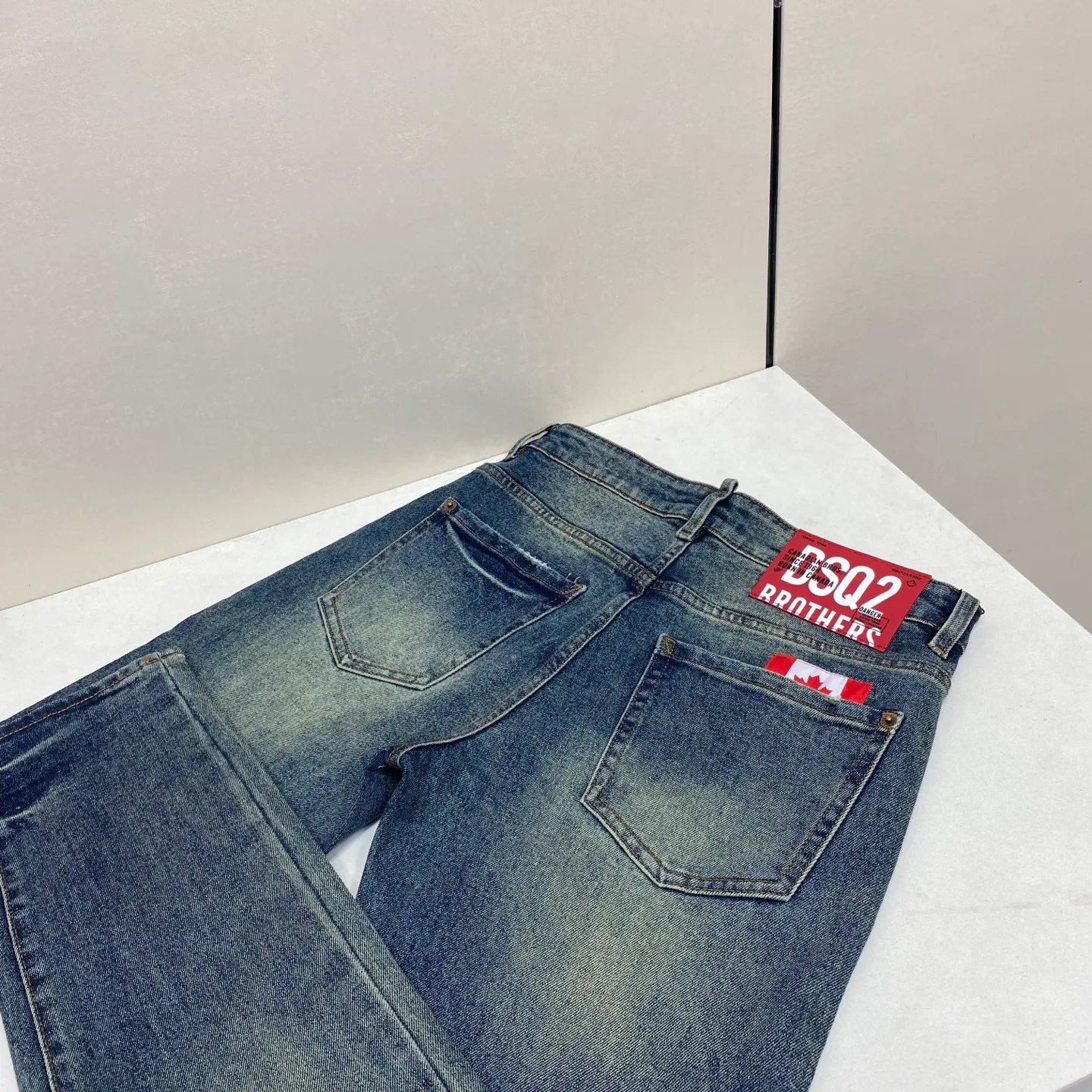 P230 2025 Autumn and Winter European Counter New Style, Super A Purchasing Level Overseas Trading Company Order Source, Top Original High-end Men's Custom Fashion Slim Small Straight Jeans 2818 Color: Heavy craftsmanship, fried sand and water, picture color Size: 29-40 Fabric: Denim washed jeans! Luxurious experience. Customer-supplied trade channel. The simple and charming classic trousers are made of customer-supplied denim. The texture is thick, comfortable and breathable. The cutting of high-quality craftsmanship is top-notch, and the overall design is very exquisite. The cuffing design on the inside and outside is perfect, and the use of poly-strand mechanical needle edge banding technology highlights the brand's luxurious inner charm. The brand logo is full and thick, and the chiseled buttons are thick and rigorous, bringing a new fashion taste to this ordinary trousers!  Excipients: Complete with three standards