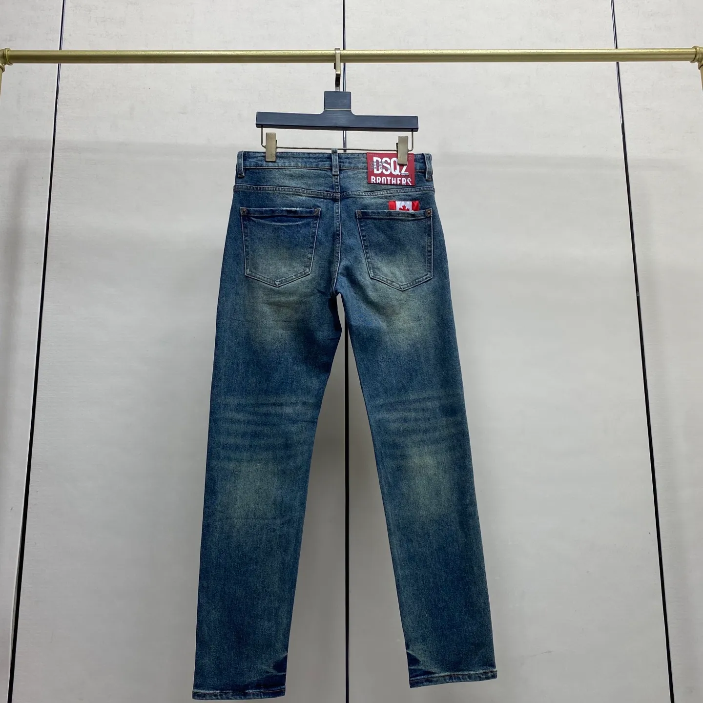P230 2025 Autumn and Winter European Counter New Style, Super A Purchasing Level Overseas Trading Company Order Source, Top Original High-end Men's Custom Fashion Slim Small Straight Jeans 2818 Color: Heavy craftsmanship, fried sand and water, picture color Size: 29-40 Fabric: Denim washed jeans! Luxurious experience. Customer-supplied trade channel. The simple and charming classic trousers are made of customer-supplied denim. The texture is thick, comfortable and breathable. The cutting of high-quality craftsmanship is top-notch, and the overall design is very exquisite. The cuffing design on the inside and outside is perfect, and the use of poly-strand mechanical needle edge banding technology highlights the brand's luxurious inner charm. The brand logo is full and thick, and the chiseled buttons are thick and rigorous, bringing a new fashion taste to this ordinary trousers!  Excipients: Complete with three standards