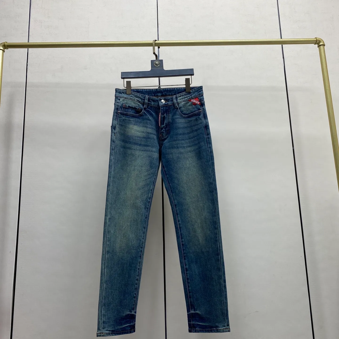 P230 2025 Autumn and Winter European Counter New Style, Super A Purchasing Level Overseas Trading Company Order Source, Top Original High-end Men's Custom Fashion Slim Small Straight Jeans 2818 Color: Heavy craftsmanship, fried sand and water, picture color Size: 29-40 Fabric: Denim washed jeans! Luxurious experience. Customer-supplied trade channel. The simple and charming classic trousers are made of customer-supplied denim. The texture is thick, comfortable and breathable. The cutting of high-quality craftsmanship is top-notch, and the overall design is very exquisite. The cuffing design on the inside and outside is perfect, and the use of poly-strand mechanical needle edge banding technology highlights the brand's luxurious inner charm. The brand logo is full and thick, and the chiseled buttons are thick and rigorous, bringing a new fashion taste to this ordinary trousers!  Excipients: Complete with three standards