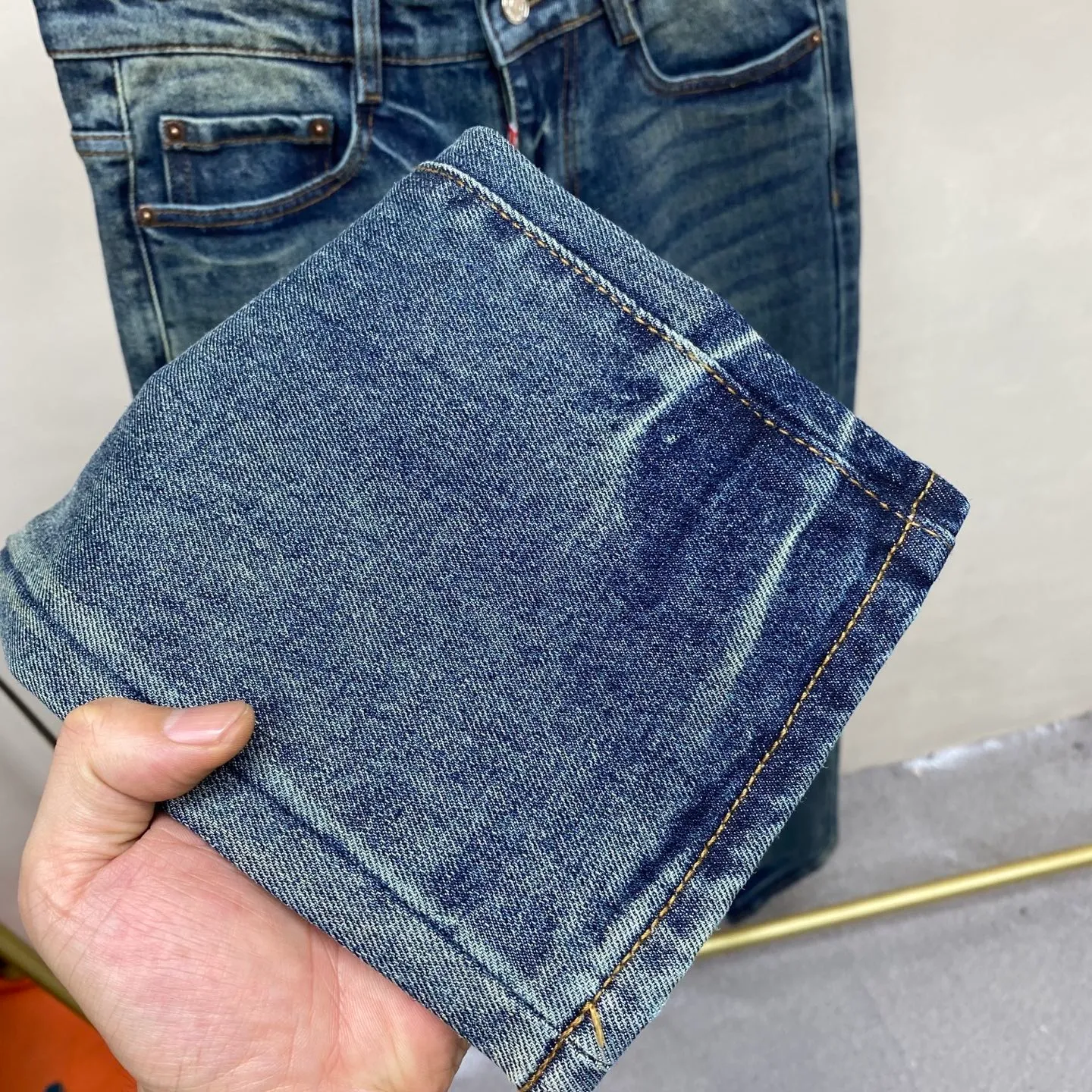P230 2025 Autumn and Winter European Counter New Style, Super A Purchasing Level Overseas Trading Company Order Source, Top Original High-end Men's Custom Fashion Slim Small Straight Jeans 2818 Color: Heavy craftsmanship, fried sand and water, picture color Size: 29-40 Fabric: Denim washed jeans! Luxurious experience. Customer-supplied trade channel. The simple and charming classic trousers are made of customer-supplied denim. The texture is thick, comfortable and breathable. The cutting of high-quality craftsmanship is top-notch, and the overall design is very exquisite. The cuffing design on the inside and outside is perfect, and the use of poly-strand mechanical needle edge banding technology highlights the brand's luxurious inner charm. The brand logo is full and thick, and the chiseled buttons are thick and rigorous, bringing a new fashion taste to this ordinary trousers!  Excipients: Complete with three standards
