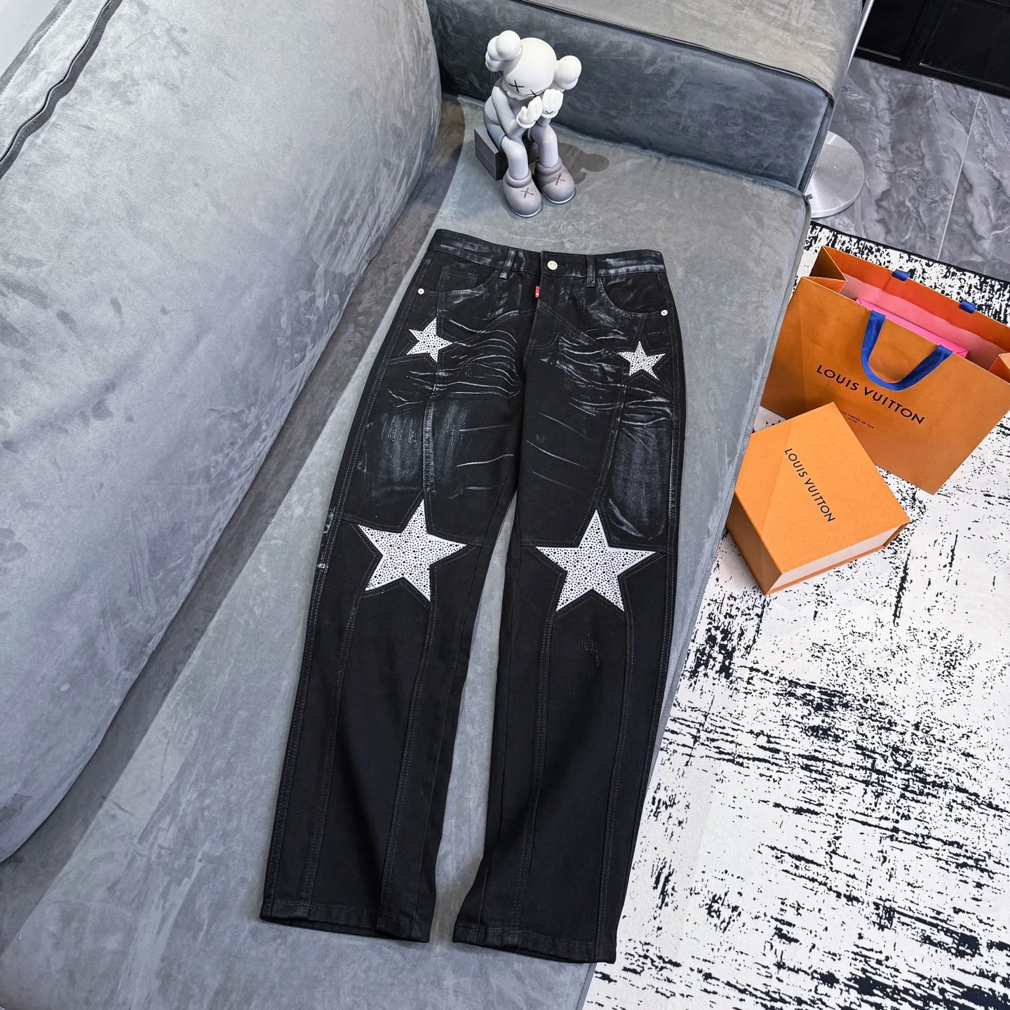 P240 DSQUARED 2 SS25 Nicholas Tse's same five-pointed star rhinestone wash mid-rise straight jeans for men and women. Top ceiling quality. Styles with different wash textures, very friendly to people with thin legs and thick legs. The straight and slim version is very flattering to the leg shape. Moderate length that never goes out of style, easy to match with casually, basic styling for various styles, a must-have in the wardrobe! The fabric is stiff but also makes the upper body soft without losing texture. The washing process is even more perfect. It is a must-have item for everyone! ! ! Washed wheat, hang tag, pants label, three labels complete Color: black Size: 28-36