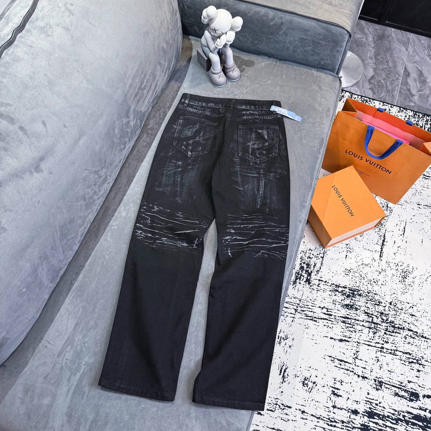P240 DSQUARED 2 SS25 Nicholas Tse's same five-pointed star rhinestone wash mid-rise straight jeans for men and women. Top ceiling quality. Styles with different wash textures, very friendly to people with thin legs and thick legs. The straight and slim version is very flattering to the leg shape. Moderate length that never goes out of style, easy to match with casually, basic styling for various styles, a must-have in the wardrobe! The fabric is stiff but also makes the upper body soft without losing texture. The washing process is even more perfect. It is a must-have item for everyone! ! ! Washed wheat, hang tag, pants label, three labels complete Color: black Size: 28-36
