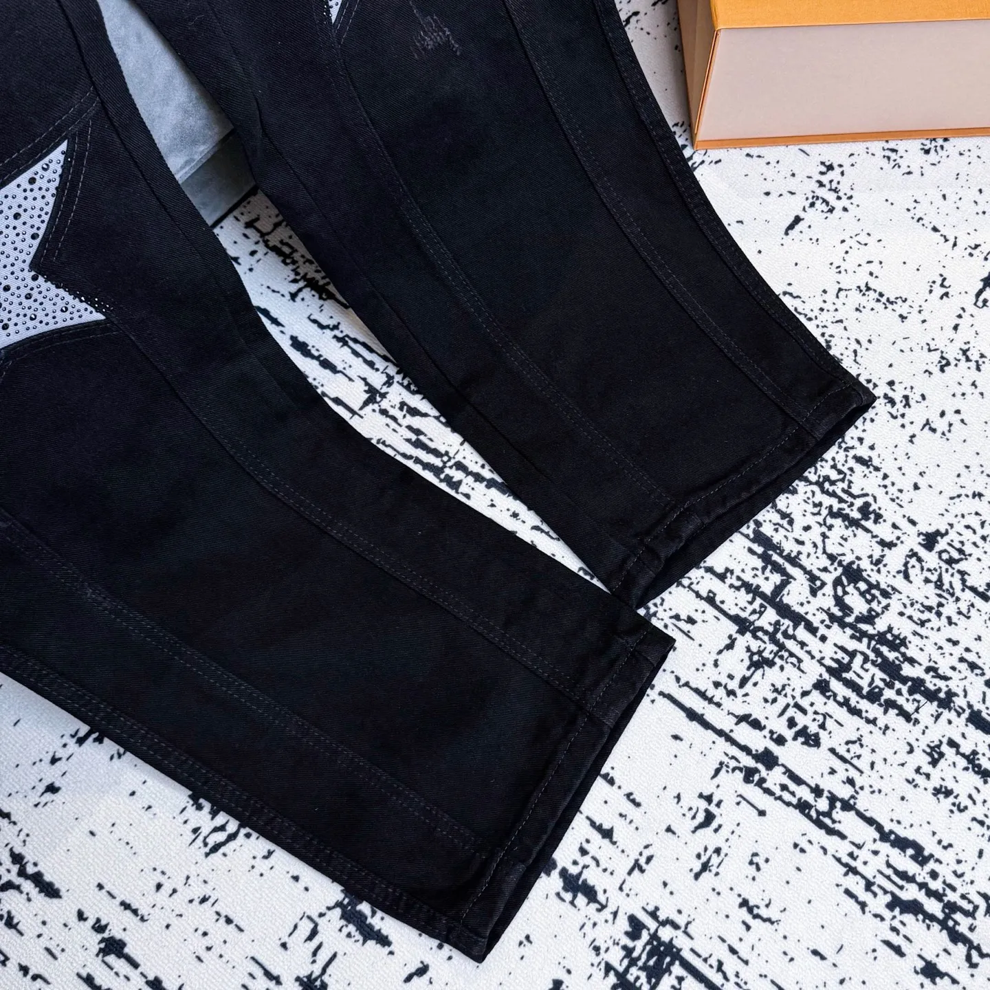 P240 DSQUARED 2 SS25 Nicholas Tse's same five-pointed star rhinestone wash mid-rise straight jeans for men and women. Top ceiling quality. Styles with different wash textures, very friendly to people with thin legs and thick legs. The straight and slim version is very flattering to the leg shape. Moderate length that never goes out of style, easy to match with casually, basic styling for various styles, a must-have in the wardrobe! The fabric is stiff but also makes the upper body soft without losing texture. The washing process is even more perfect. It is a must-have item for everyone! ! ! Washed wheat, hang tag, pants label, three labels complete Color: black Size: 28-36