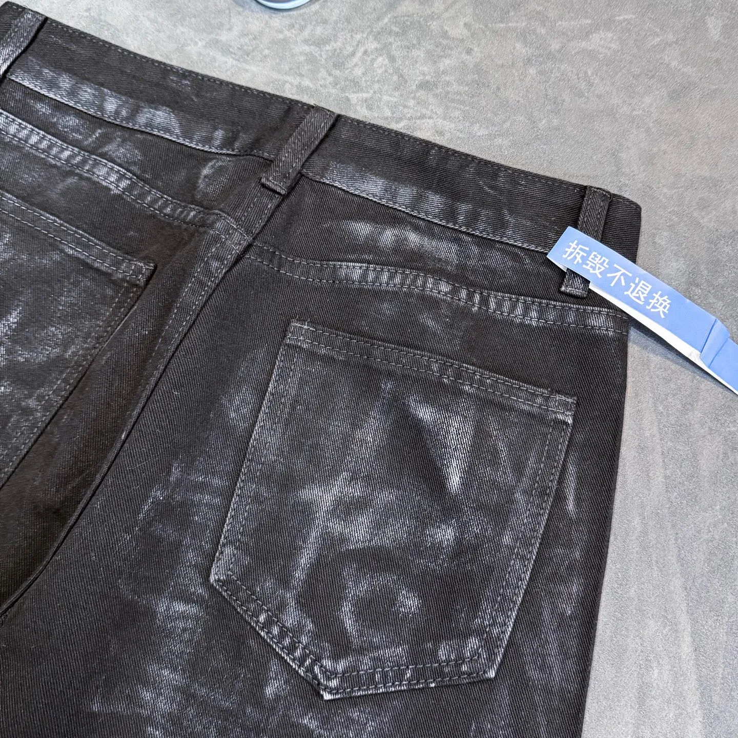 P240 DSQUARED 2 SS25 Nicholas Tse's same five-pointed star rhinestone wash mid-rise straight jeans for men and women. Top ceiling quality. Styles with different wash textures, very friendly to people with thin legs and thick legs. The straight and slim version is very flattering to the leg shape. Moderate length that never goes out of style, easy to match with casually, basic styling for various styles, a must-have in the wardrobe! The fabric is stiff but also makes the upper body soft without losing texture. The washing process is even more perfect. It is a must-have item for everyone! ! ! Washed wheat, hang tag, pants label, three labels complete Color: black Size: 28-36