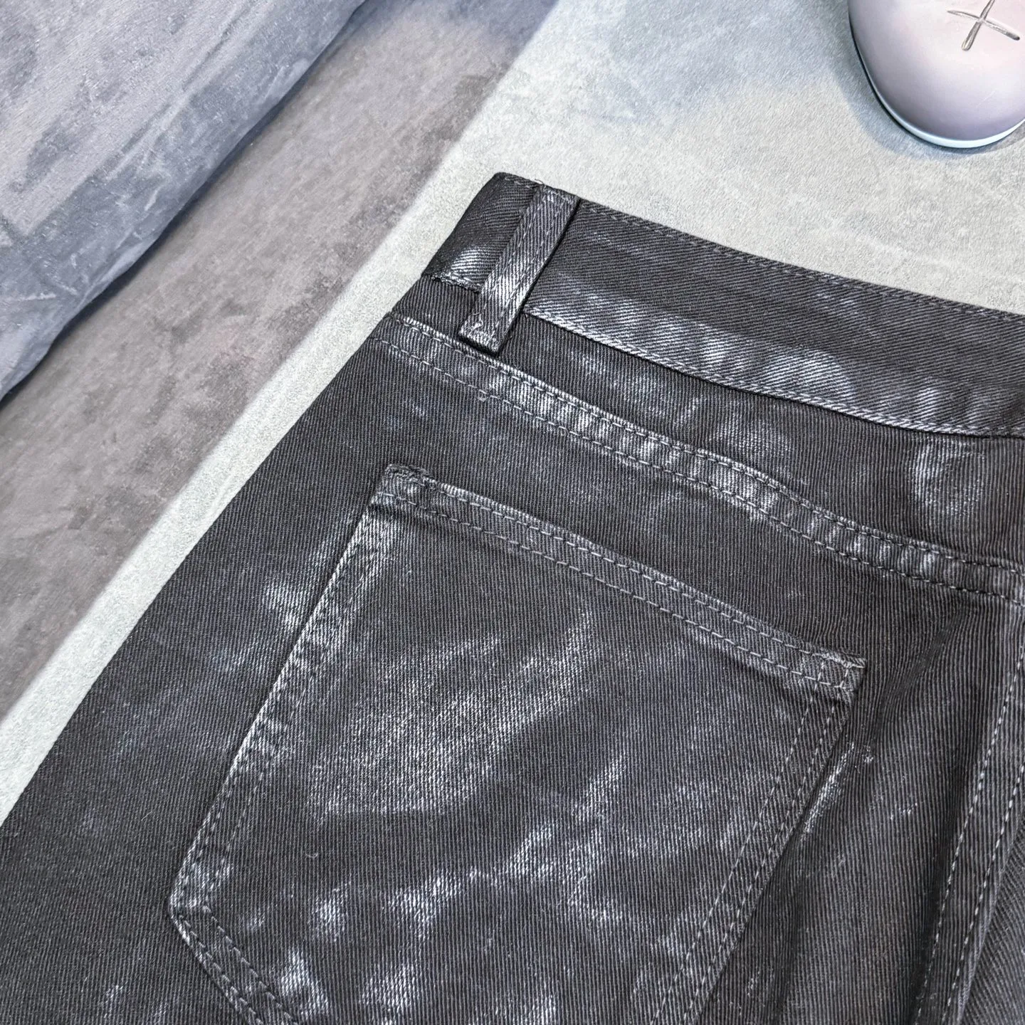 P240 DSQUARED 2 SS25 Nicholas Tse's same five-pointed star rhinestone wash mid-rise straight jeans for men and women. Top ceiling quality. Styles with different wash textures, very friendly to people with thin legs and thick legs. The straight and slim version is very flattering to the leg shape. Moderate length that never goes out of style, easy to match with casually, basic styling for various styles, a must-have in the wardrobe! The fabric is stiff but also makes the upper body soft without losing texture. The washing process is even more perfect. It is a must-have item for everyone! ! ! Washed wheat, hang tag, pants label, three labels complete Color: black Size: 28-36