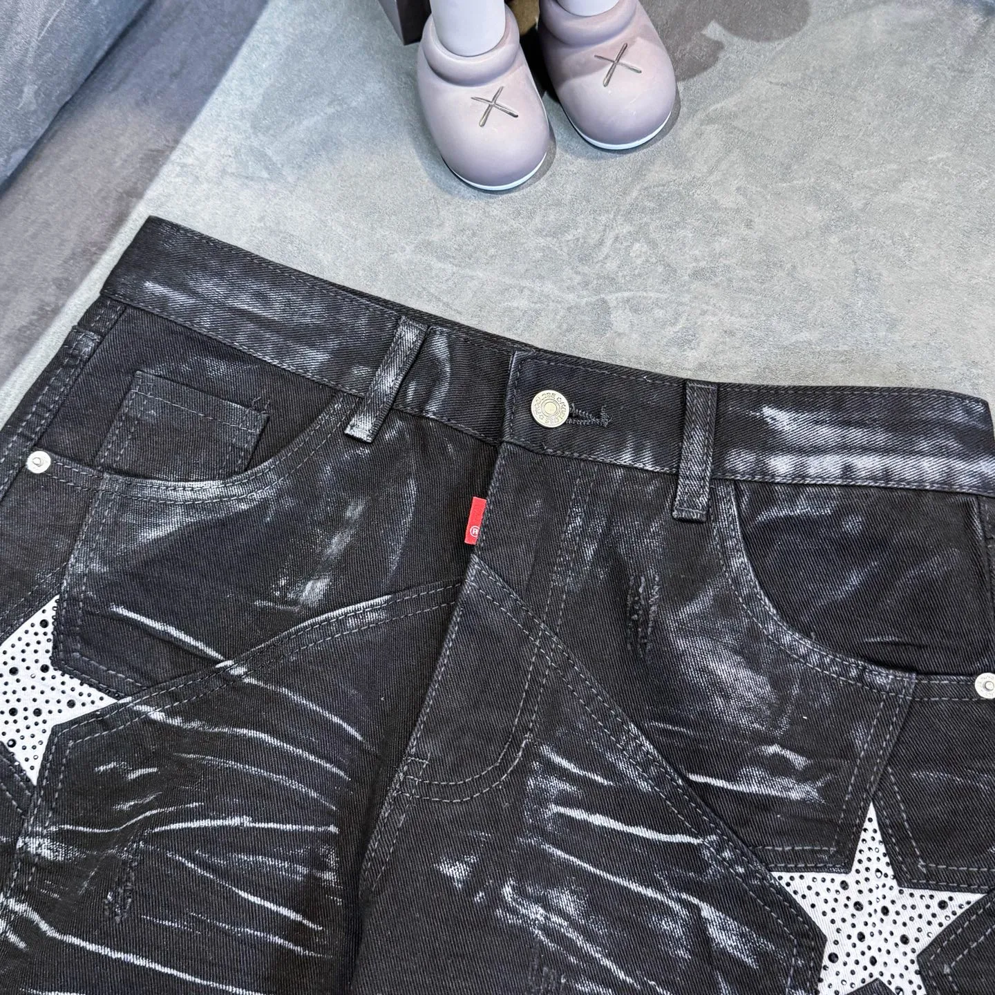 P240 DSQUARED 2 SS25 Nicholas Tse's same five-pointed star rhinestone wash mid-rise straight jeans for men and women. Top ceiling quality. Styles with different wash textures, very friendly to people with thin legs and thick legs. The straight and slim version is very flattering to the leg shape. Moderate length that never goes out of style, easy to match with casually, basic styling for various styles, a must-have in the wardrobe! The fabric is stiff but also makes the upper body soft without losing texture. The washing process is even more perfect. It is a must-have item for everyone! ! ! Washed wheat, hang tag, pants label, three labels complete Color: black Size: 28-36