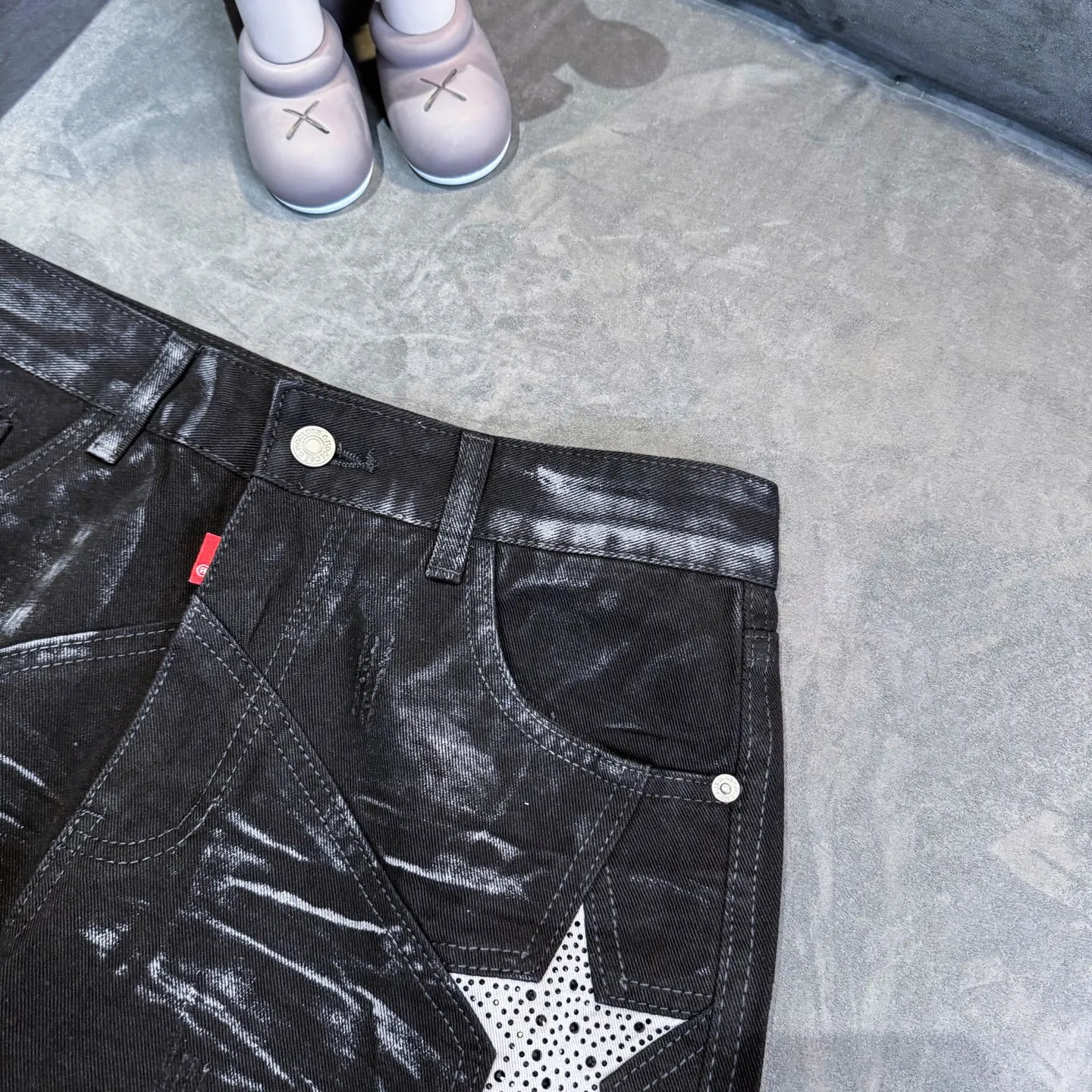 P240 DSQUARED 2 SS25 Nicholas Tse's same five-pointed star rhinestone wash mid-rise straight jeans for men and women. Top ceiling quality. Styles with different wash textures, very friendly to people with thin legs and thick legs. The straight and slim version is very flattering to the leg shape. Moderate length that never goes out of style, easy to match with casually, basic styling for various styles, a must-have in the wardrobe! The fabric is stiff but also makes the upper body soft without losing texture. The washing process is even more perfect. It is a must-have item for everyone! ! ! Washed wheat, hang tag, pants label, three labels complete Color: black Size: 28-36