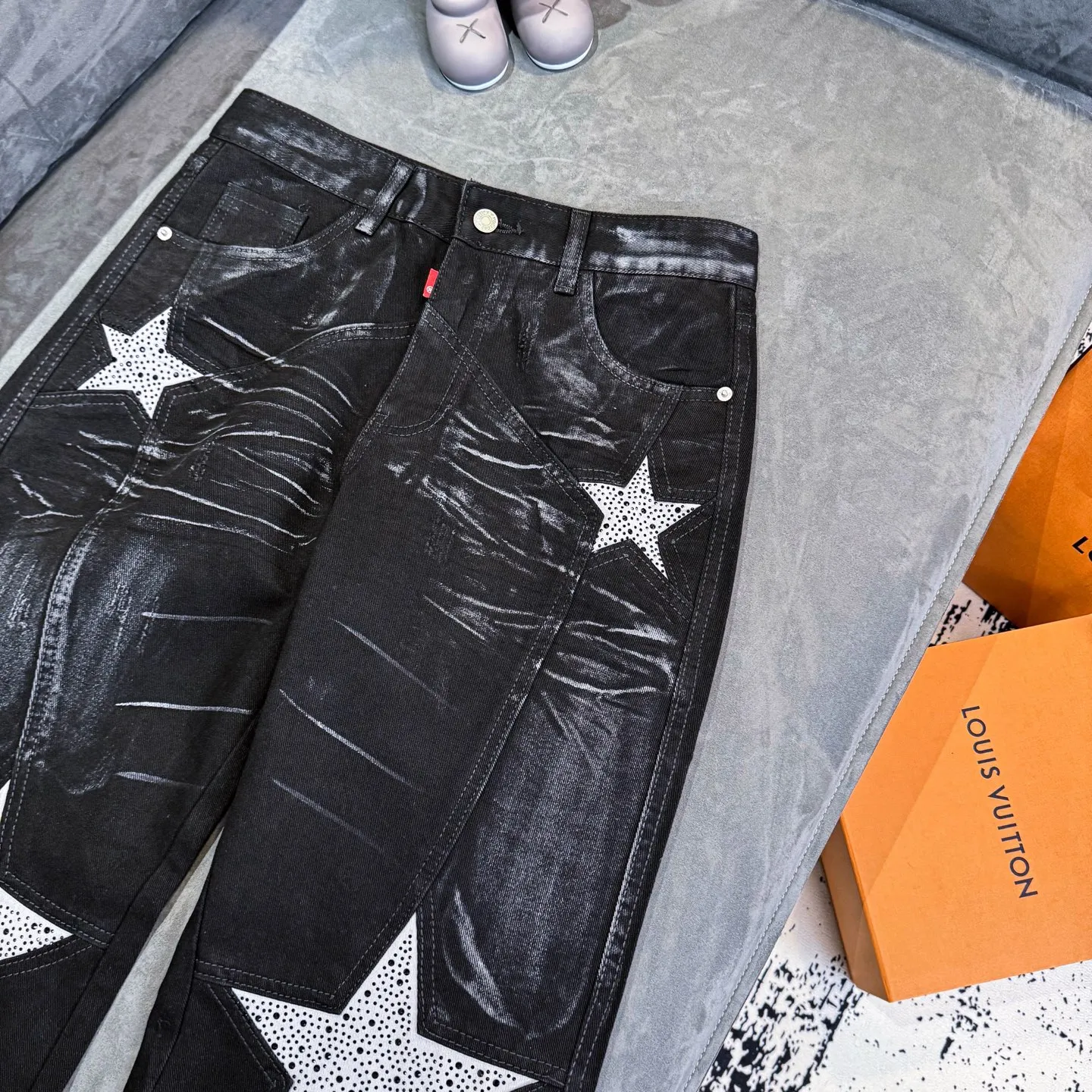 P240 DSQUARED 2 SS25 Nicholas Tse's same five-pointed star rhinestone wash mid-rise straight jeans for men and women. Top ceiling quality. Styles with different wash textures, very friendly to people with thin legs and thick legs. The straight and slim version is very flattering to the leg shape. Moderate length that never goes out of style, easy to match with casually, basic styling for various styles, a must-have in the wardrobe! The fabric is stiff but also makes the upper body soft without losing texture. The washing process is even more perfect. It is a must-have item for everyone! ! ! Washed wheat, hang tag, pants label, three labels complete Color: black Size: 28-36