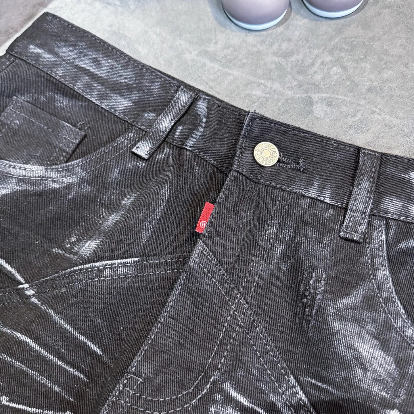 P240 DSQUARED 2 SS25 Nicholas Tse's same five-pointed star rhinestone wash mid-rise straight jeans for men and women. Top ceiling quality. Styles with different wash textures, very friendly to people with thin legs and thick legs. The straight and slim version is very flattering to the leg shape. Moderate length that never goes out of style, easy to match with casually, basic styling for various styles, a must-have in the wardrobe! The fabric is stiff but also makes the upper body soft without losing texture. The washing process is even more perfect. It is a must-have item for everyone! ! ! Washed wheat, hang tag, pants label, three labels complete Color: black Size: 28-36