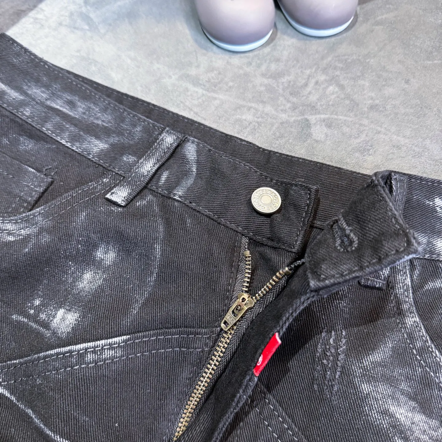 P240 DSQUARED 2 SS25 Nicholas Tse's same five-pointed star rhinestone wash mid-rise straight jeans for men and women. Top ceiling quality. Styles with different wash textures, very friendly to people with thin legs and thick legs. The straight and slim version is very flattering to the leg shape. Moderate length that never goes out of style, easy to match with casually, basic styling for various styles, a must-have in the wardrobe! The fabric is stiff but also makes the upper body soft without losing texture. The washing process is even more perfect. It is a must-have item for everyone! ! ! Washed wheat, hang tag, pants label, three labels complete Color: black Size: 28-36
