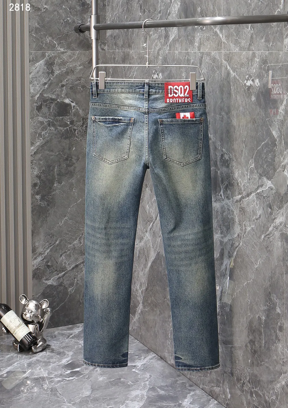 P240 Second Power 2025 Autumn and Winter European Counter New Style Super A Purchasing Level Overseas Trading Company Order Source, Top Original High-end Men's Customized Fashion Slim Small Straight Jeans 2818 Color: Heavy craftsmanship, fried sand and water, picture color Size: 29-40 Fabric: Denim washed jeans! Luxurious experience. Customer-supplied trade channel. The simple and charming classic trousers are made of customer-supplied denim. The texture is thick, comfortable and breathable. The cutting of high-quality craftsmanship is top-notch, and the overall design is very exquisite. The cuffing design on the inside and outside is perfect, and the use of poly-strand mechanical needle edge banding technology highlights the brand's luxurious inner charm. The brand logo is full and thick, and the chiseled buttons are thick and rigorous, bringing a new fashion taste to this ordinary trousers!  Excipients: Complete with three standards