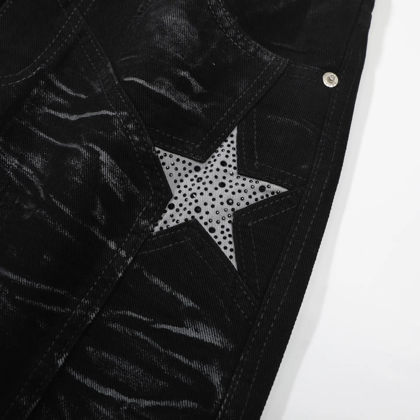 P240 DSQUARED 2 SS25 Nicholas Tse's same five-pointed star rhinestone wash mid-rise straight jeans for men and women. Top ceiling quality. Styles with different wash textures, very friendly to people with thin legs and thick legs. The straight and slim version is very flattering to the leg shape. Moderate length that never goes out of style, easy to match with casually, basic styling for various styles, a must-have in the wardrobe! The fabric is stiff but also makes the upper body soft without losing texture. The washing process is even more perfect. It is a must-have item for everyone! ! ! Washed wheat, hang tag, pants label, three labels complete Color: black Size: 28-36