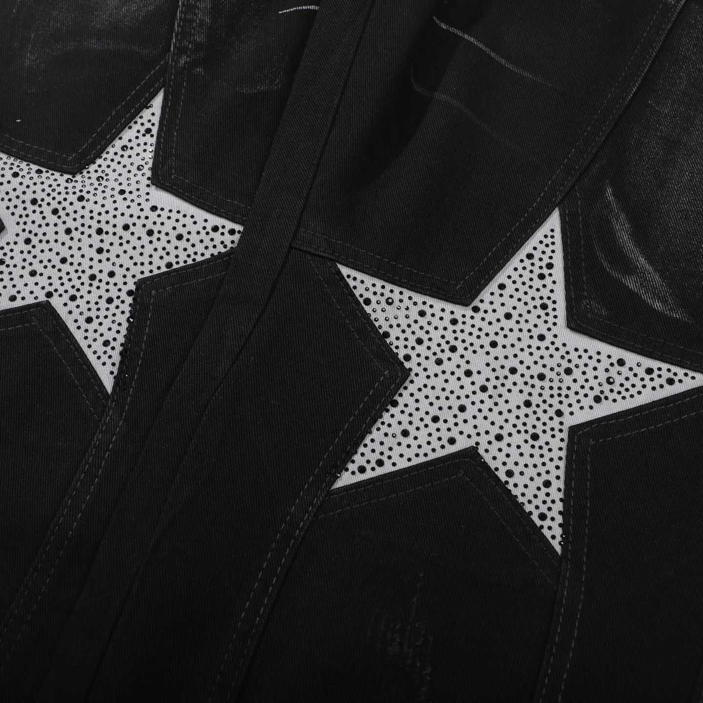 P240 DSQUARED 2 SS25 Nicholas Tse's same five-pointed star rhinestone wash mid-rise straight jeans for men and women. Top ceiling quality. Styles with different wash textures, very friendly to people with thin legs and thick legs. The straight and slim version is very flattering to the leg shape. Moderate length that never goes out of style, easy to match with casually, basic styling for various styles, a must-have in the wardrobe! The fabric is stiff but also makes the upper body soft without losing texture. The washing process is even more perfect. It is a must-have item for everyone! ! ! Washed wheat, hang tag, pants label, three labels complete Color: black Size: 28-36