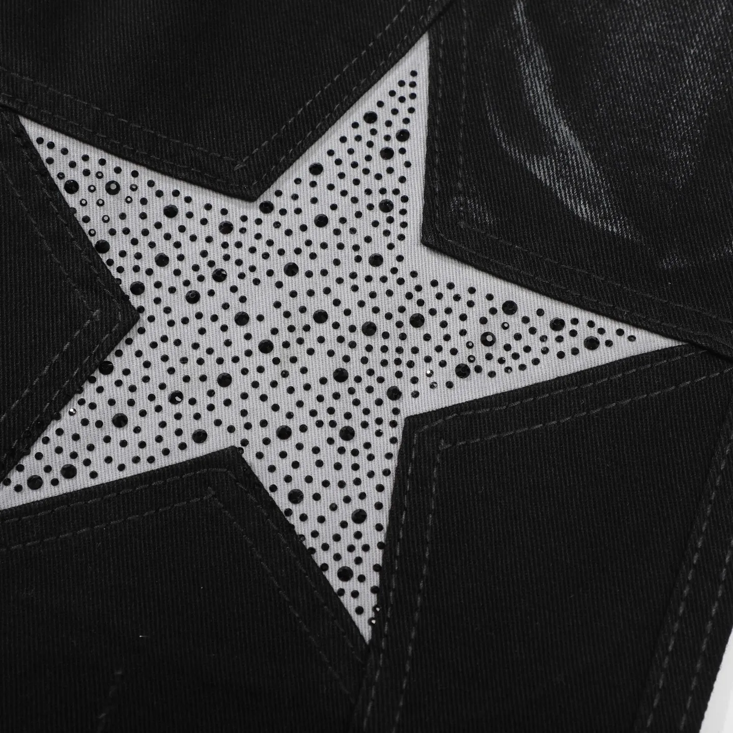 P240 DSQUARED 2 SS25 Nicholas Tse's same five-pointed star rhinestone wash mid-rise straight jeans for men and women. Top ceiling quality. Styles with different wash textures, very friendly to people with thin legs and thick legs. The straight and slim version is very flattering to the leg shape. Moderate length that never goes out of style, easy to match with casually, basic styling for various styles, a must-have in the wardrobe! The fabric is stiff but also makes the upper body soft without losing texture. The washing process is even more perfect. It is a must-have item for everyone! ! ! Washed wheat, hang tag, pants label, three labels complete Color: black Size: 28-36