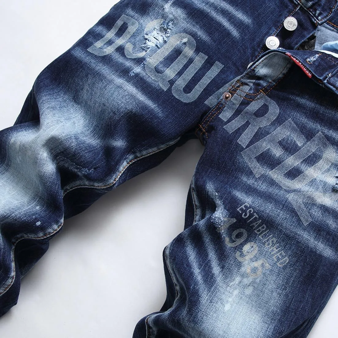 P180 D2 new embroidered men's ripped trendy jeans stretch personalized patches slim fit little feet beggar pants top-quality materials super soft high cotton washed denim fabric. Each piece of washed denim fabric costs up to three times the conventional process. The touch is extremely delicate and the texture is very good. The whole body is simple and elegant. The back pocket of the pants adopts high-end direct injection technology. It is extremely exquisite. Full score for details. Size: M-XXL