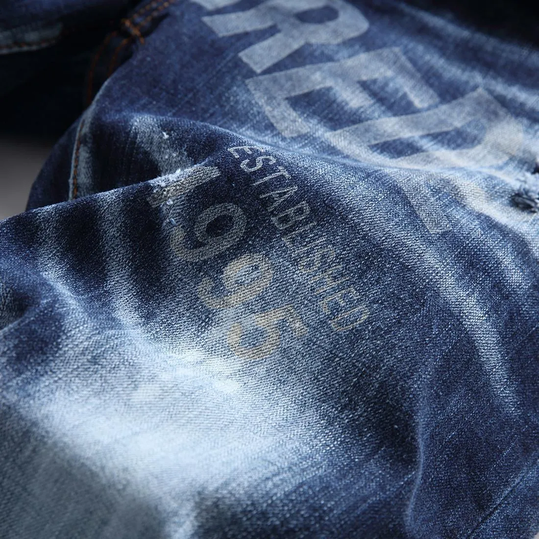 P180 D2 new embroidered men's ripped trendy jeans stretch personalized patches slim fit little feet beggar pants top-quality materials super soft high cotton washed denim fabric. Each piece of washed denim fabric costs up to three times the conventional process. The touch is extremely delicate and the texture is very good. The whole body is simple and elegant. The back pocket of the pants adopts high-end direct injection technology. It is extremely exquisite. Full score for details. Size: M-XXL