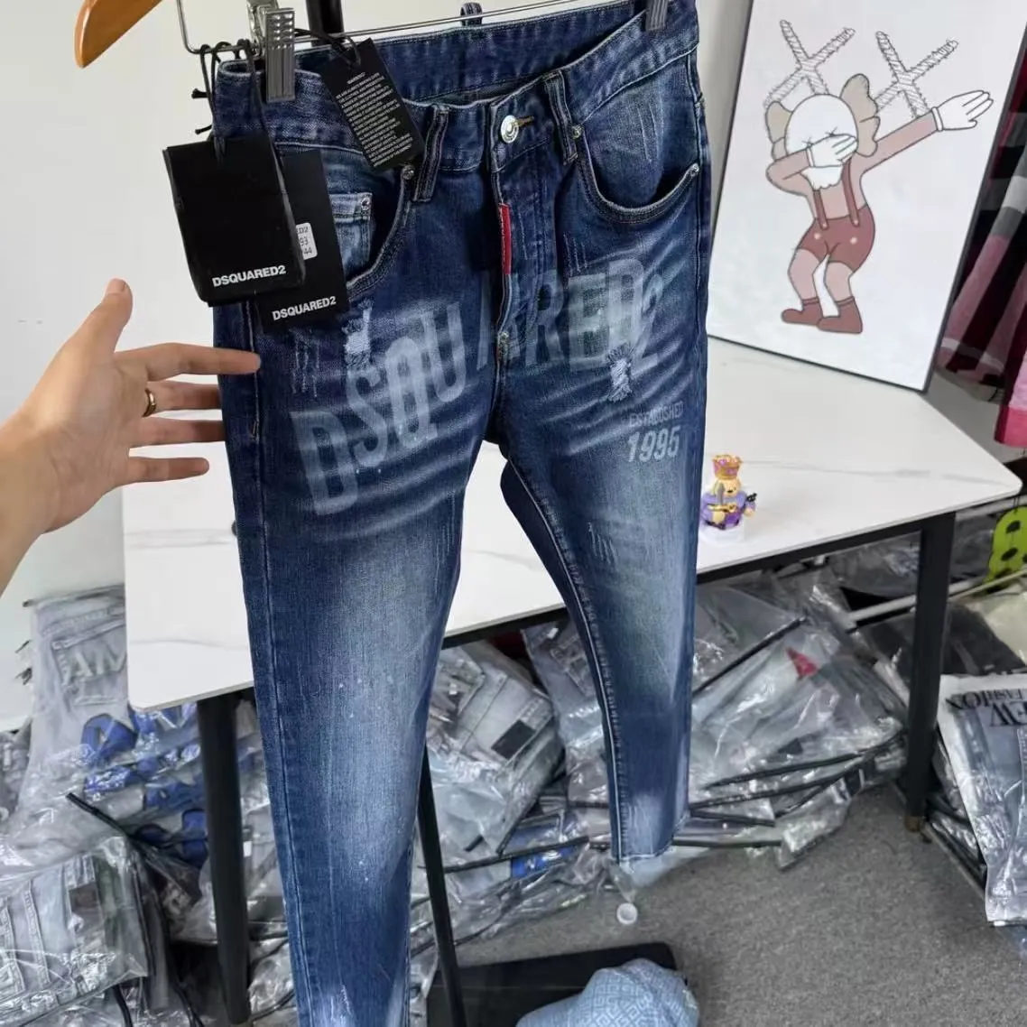 P180 D2 new embroidered men's ripped trendy jeans stretch personalized patches slim fit little feet beggar pants top-quality materials super soft high cotton washed denim fabric. Each piece of washed denim fabric costs up to three times the conventional process. The touch is extremely delicate and the texture is very good. The whole body is simple and elegant. The back pocket of the pants adopts high-end direct injection technology. It is extremely exquisite. Full score for details. Size: M-XXL