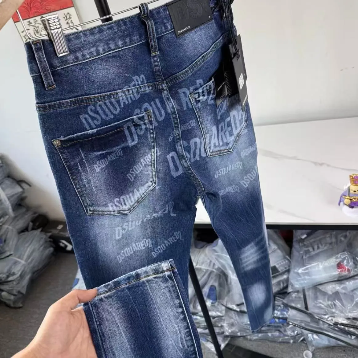 P180 D2 new embroidered men's ripped trendy jeans stretch personalized patches slim fit little feet beggar pants top-quality materials super soft high cotton washed denim fabric. Each piece of washed denim fabric costs up to three times the conventional process. The touch is extremely delicate and the texture is very good. The whole body is simple and elegant. The back pocket of the pants adopts high-end direct injection technology. It is extremely exquisite. Full score for details. Size: M-XXL