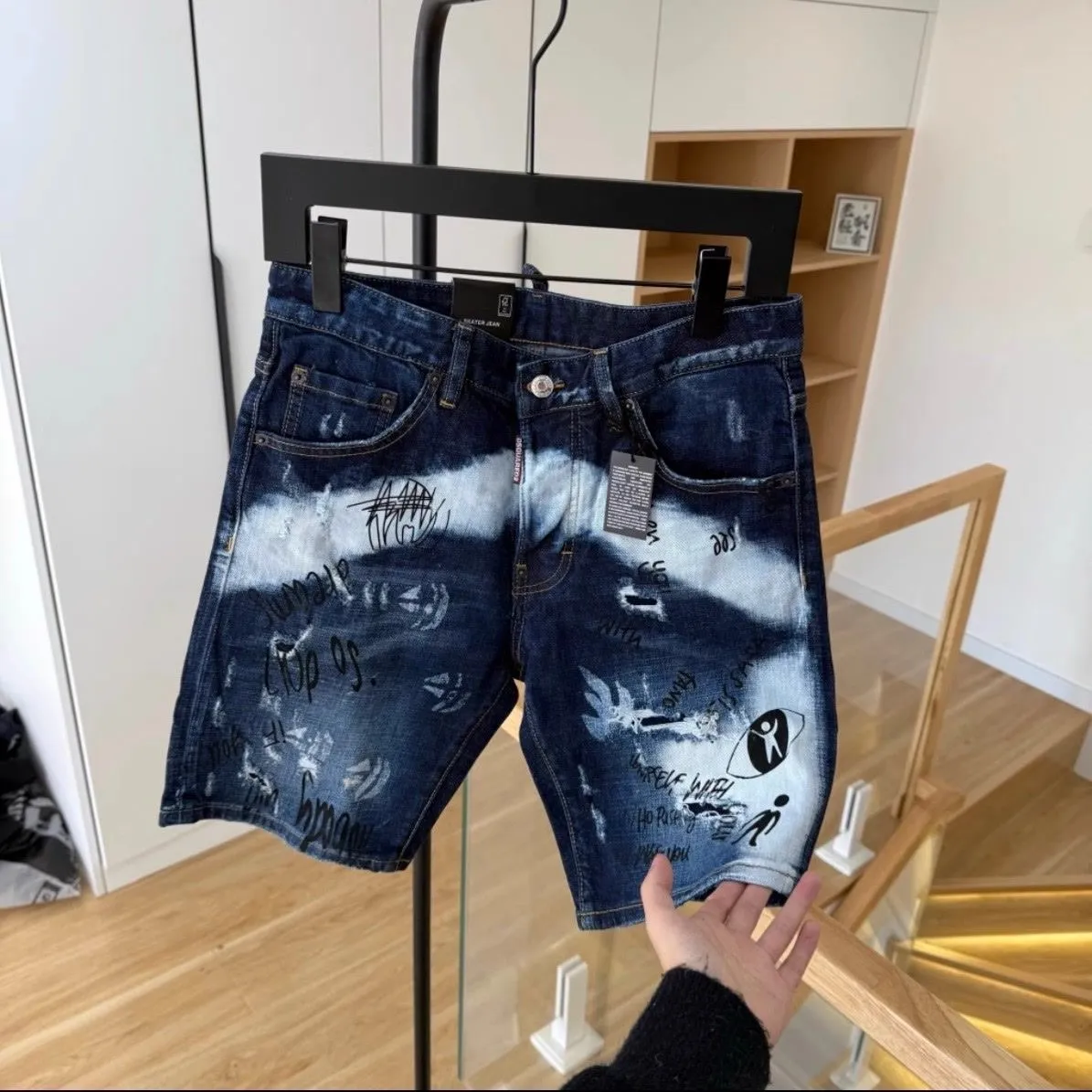 P160 D2 villain jeans with elastic personalized patches, slim fit, small feet, beggar pants, top-quality materials, super-soft high-cotton washed denim fabric, each piece of washed denim fabric costs up to three times the conventional process. The touch is extremely delicate and the texture is very good. The whole body is simple and elegant. The back pocket of the trousers adopts high-end direct-injection technology. It is extremely exquisite. Full score for details. Size: M-XXL