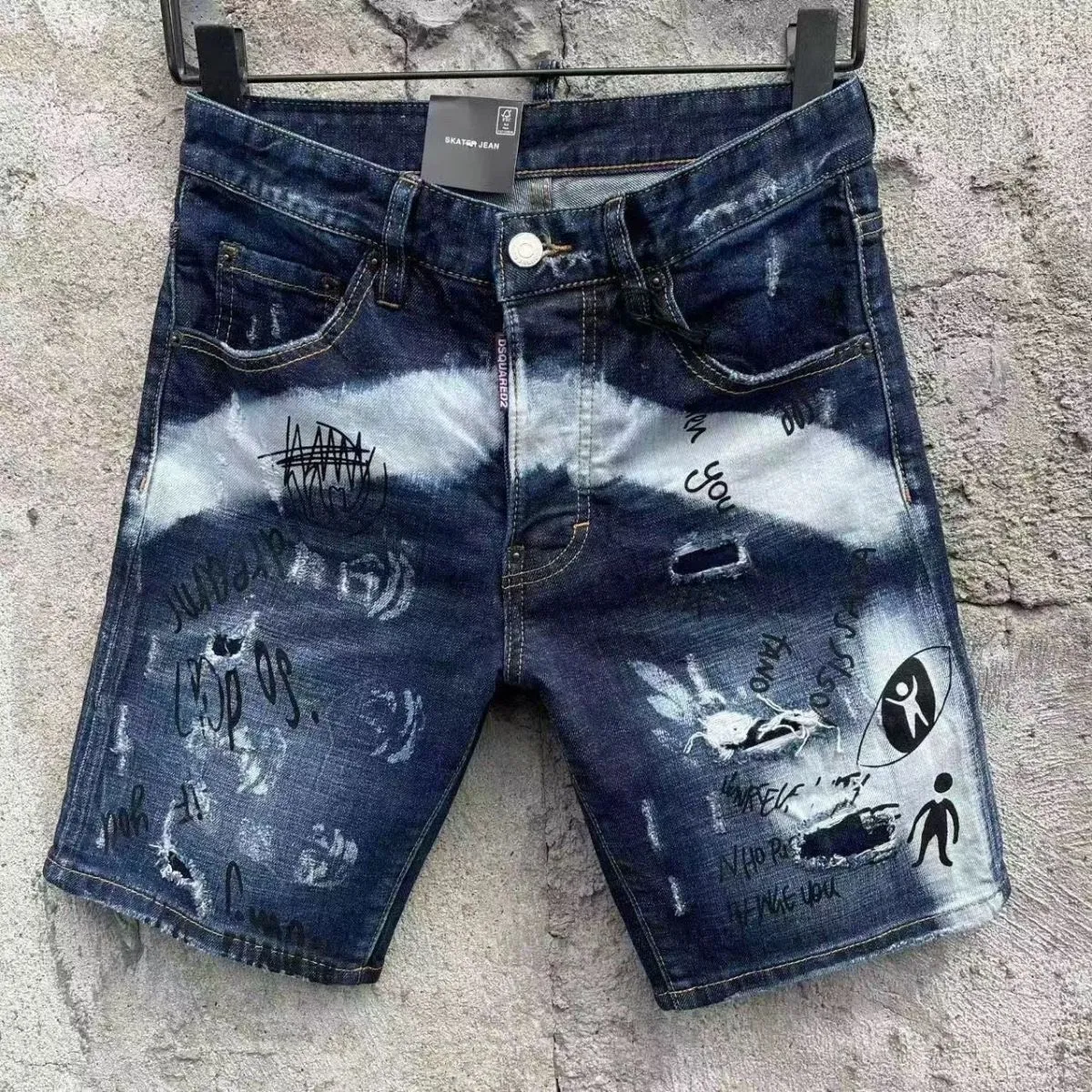 P160 D2 villain jeans with elastic personalized patches, slim fit, small feet, beggar pants, top-quality materials, super-soft high-cotton washed denim fabric, each piece of washed denim fabric costs up to three times the conventional process. The touch is extremely delicate and the texture is very good. The whole body is simple and elegant. The back pocket of the trousers adopts high-end direct-injection technology. It is extremely exquisite. Full score for details. Size: M-XXL