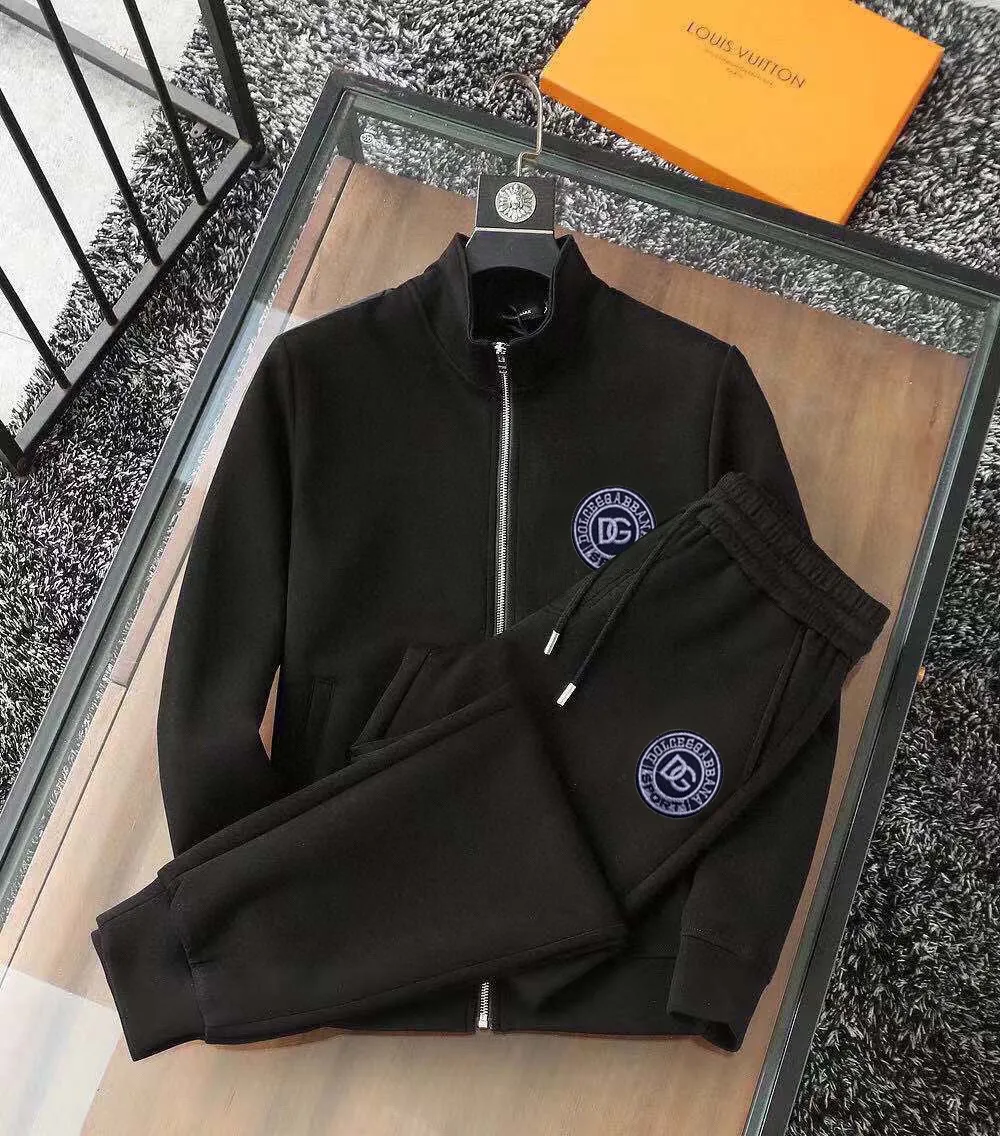 P400 💰 [D&G Dolce & Gabbana] (Gospel for Fatty) hot-selling suit is coming. Focus on the original version of the official website. 2025 new hot-selling cardigan and sweatshirt suit. The original order is the best. 🇭🇰The meticulous work of top designers. It has a fitting and perfect upper body effect. 100% natural high-quality Roman cotton, close-fitting comfort, noble and elegant! Original hardware embodies elegance and nobility! Counter size: M-5XL (maximum wear up to 220 pounds)